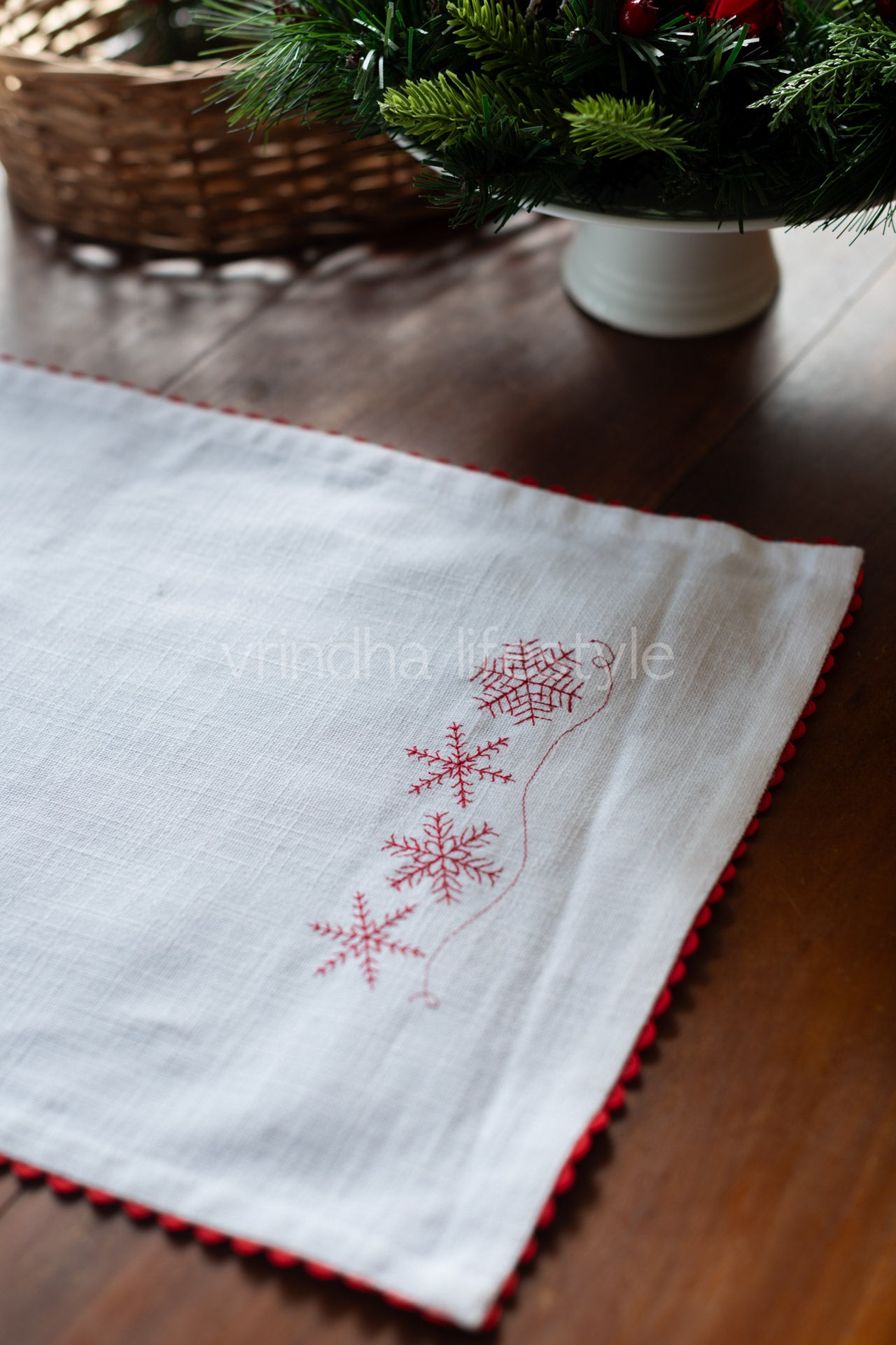 Placemat with embroidery and lace detailing-single unit