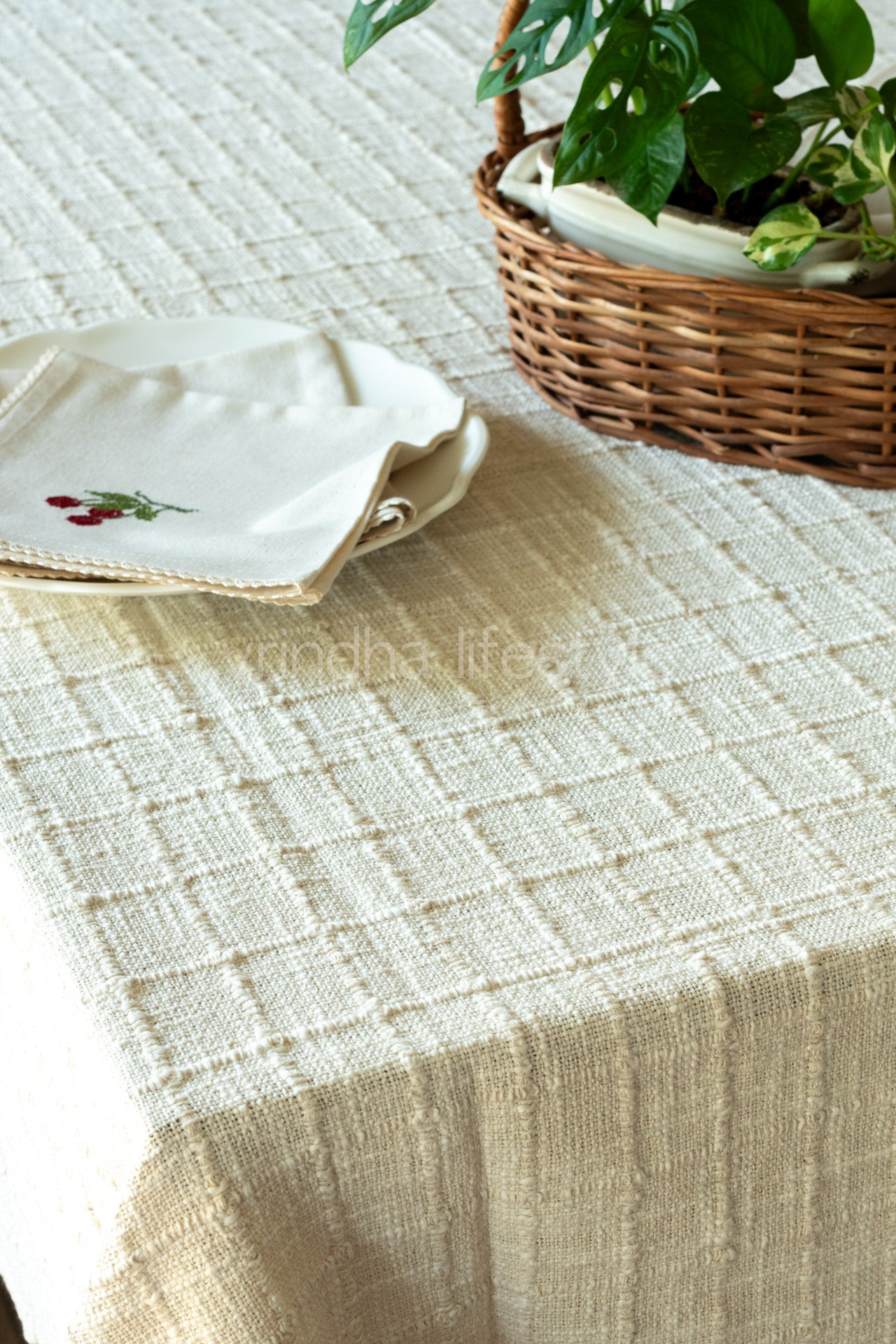 Jute cotton-TNT table cloth with tassels-8 seater