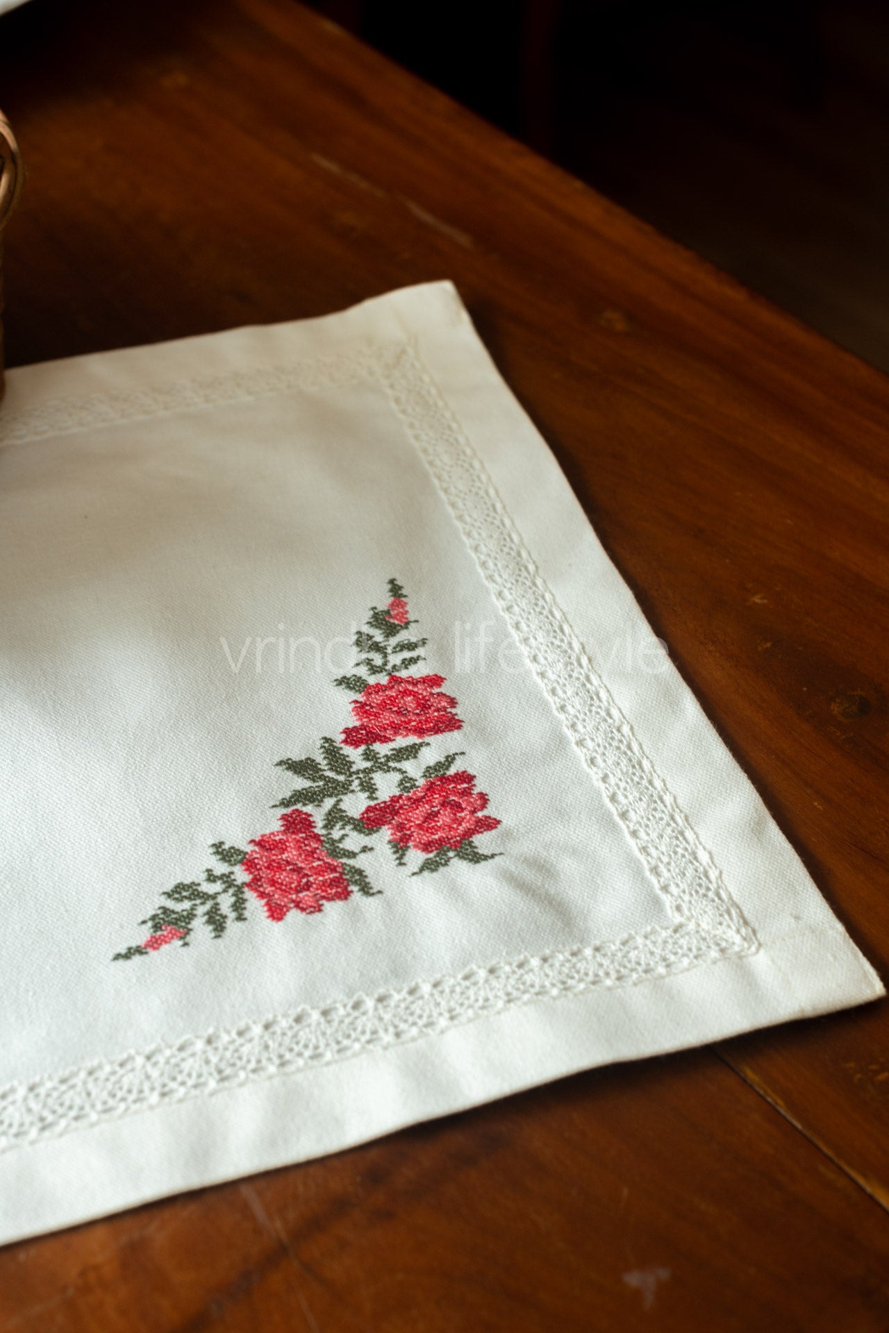 Placemat with embroidery and lace detailing-single unit