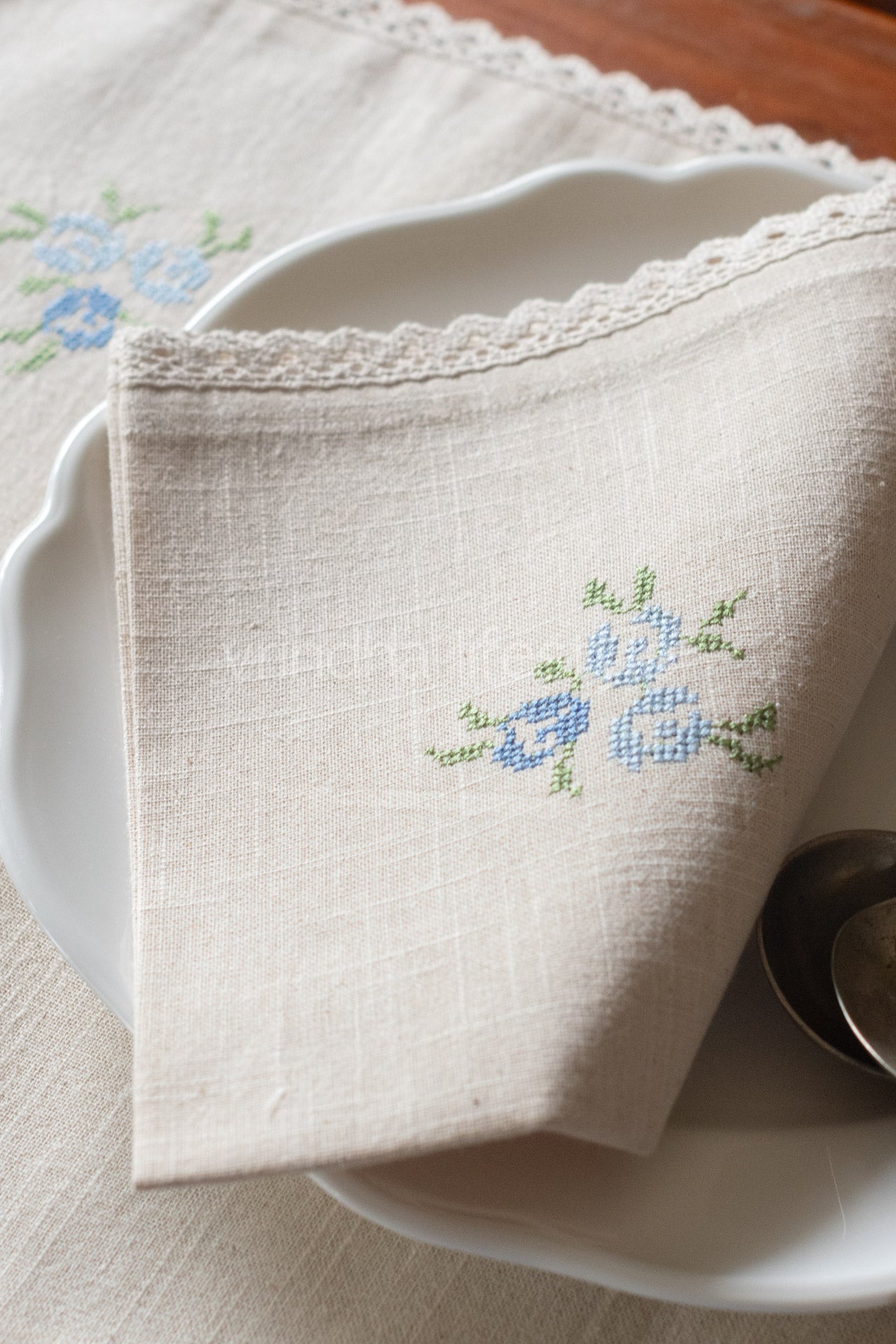COTTON TABLE NAPKINS with embroidery and lace detailing -Set of 2