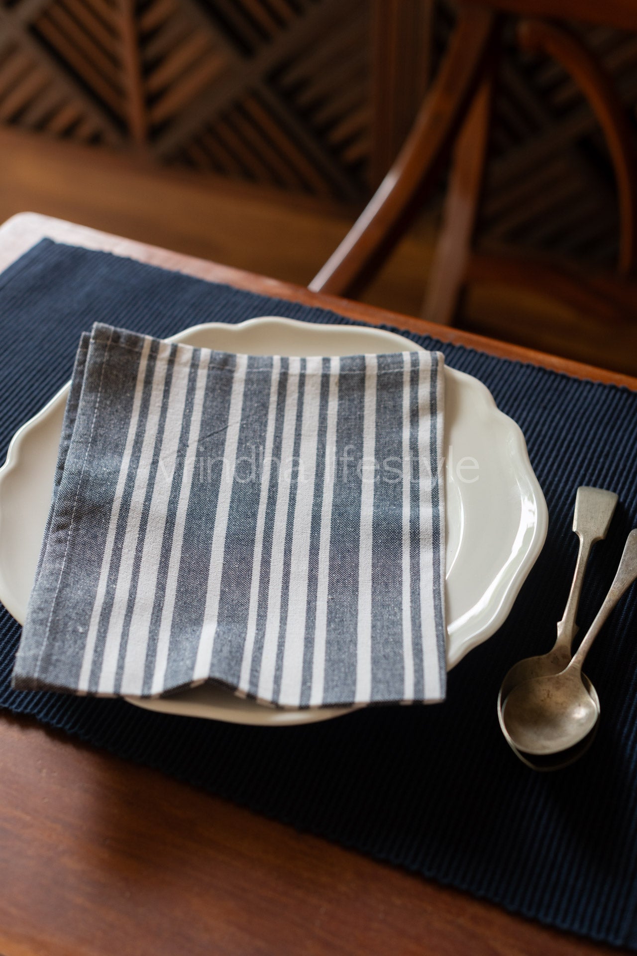 PLACEMATS AND NAPKINS-Set of 6 placemats and 6 napkins