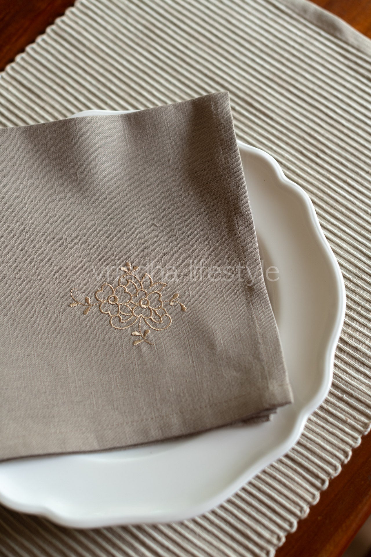 PLACEMATS AND NAPKINS-Set of 6 placemats and 6 embroidered napkins