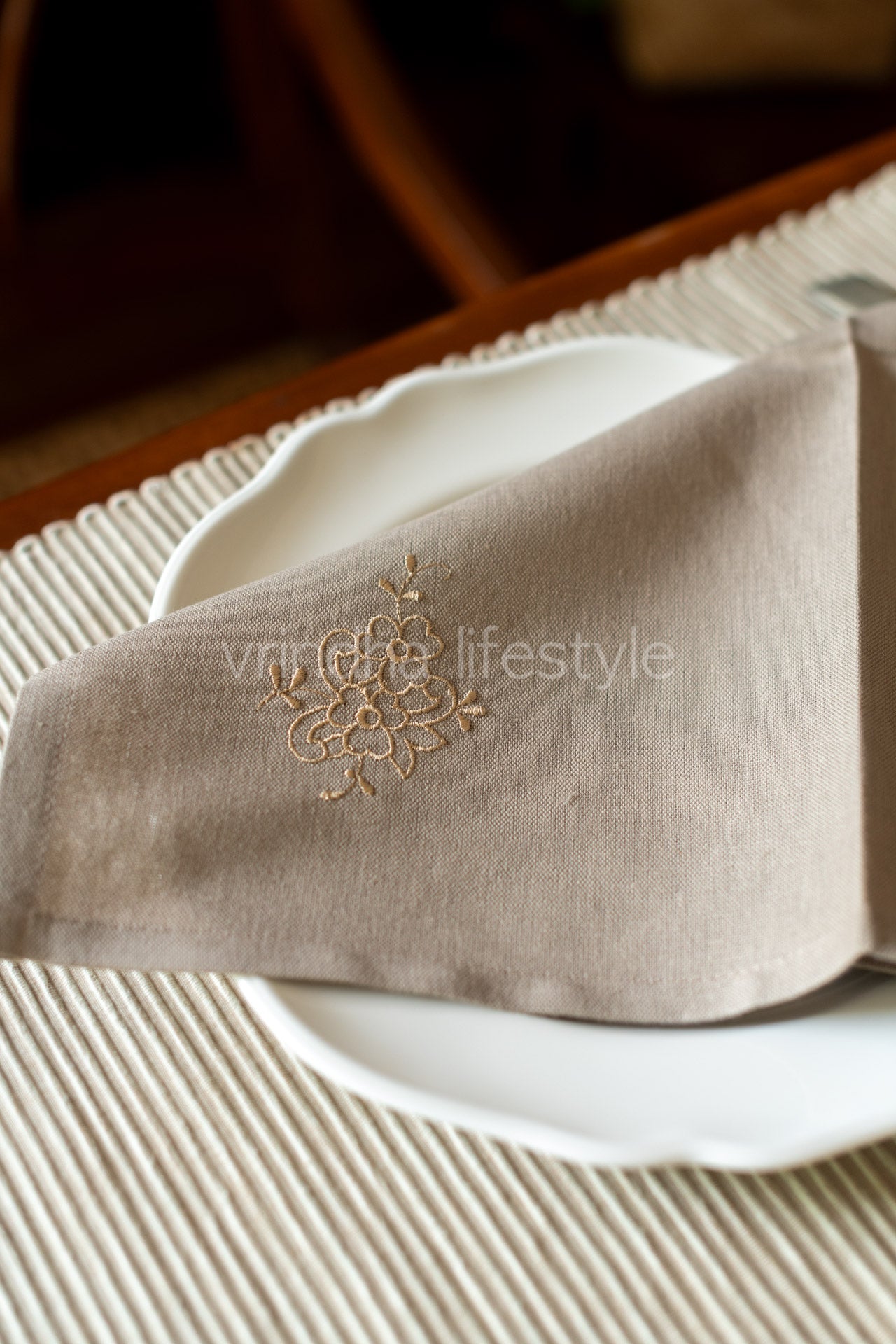 PLACEMATS AND NAPKINS-Set of 6 placemats and 6 embroidered napkins