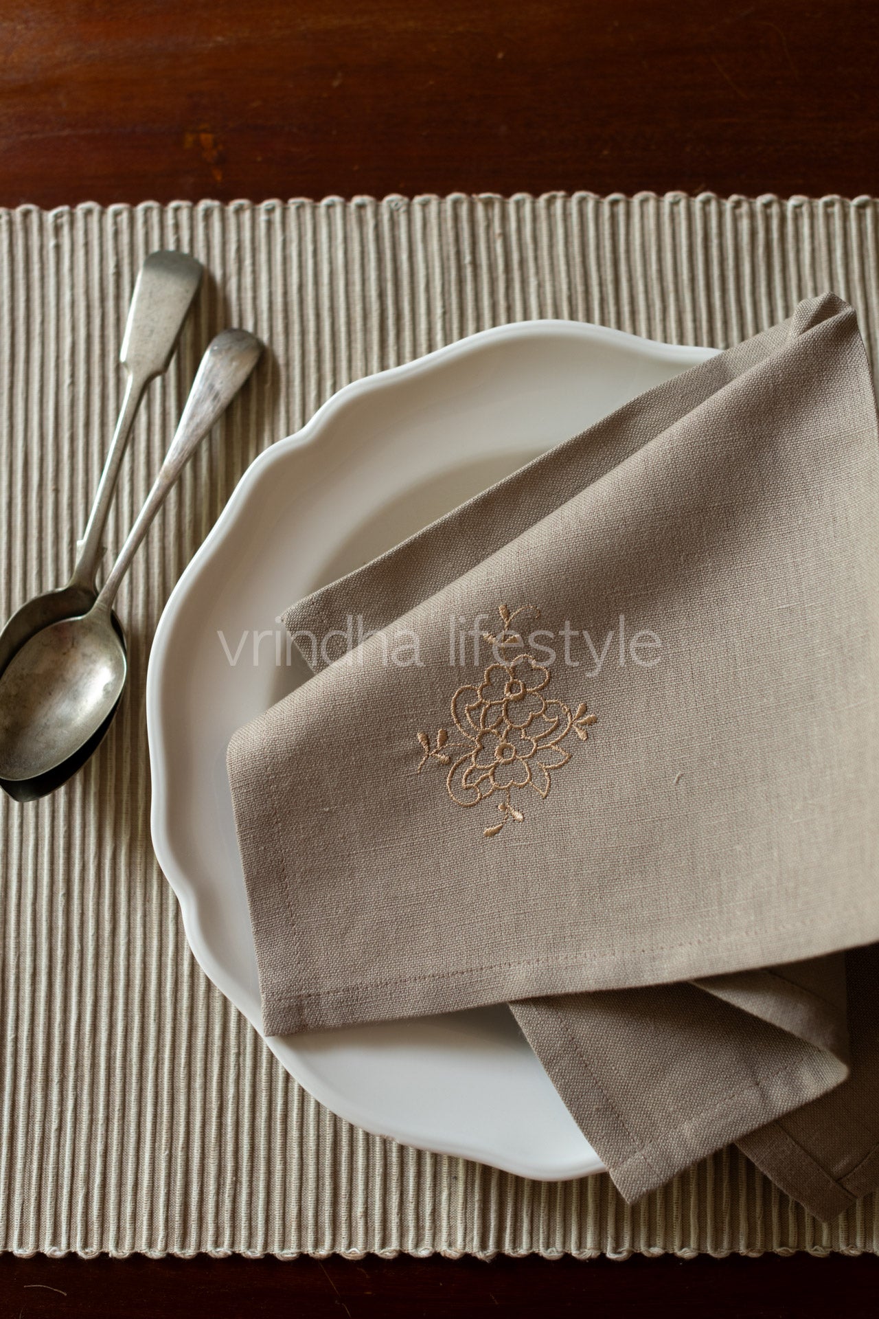 PLACEMATS AND NAPKINS-Set of 6 placemats and 6 embroidered napkins