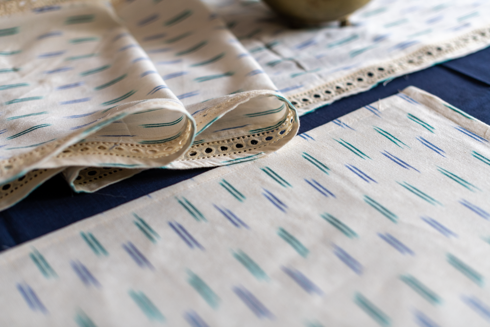 IKKAT COTTON TABLE RUNNER SET with 6 placemats-6Seater
