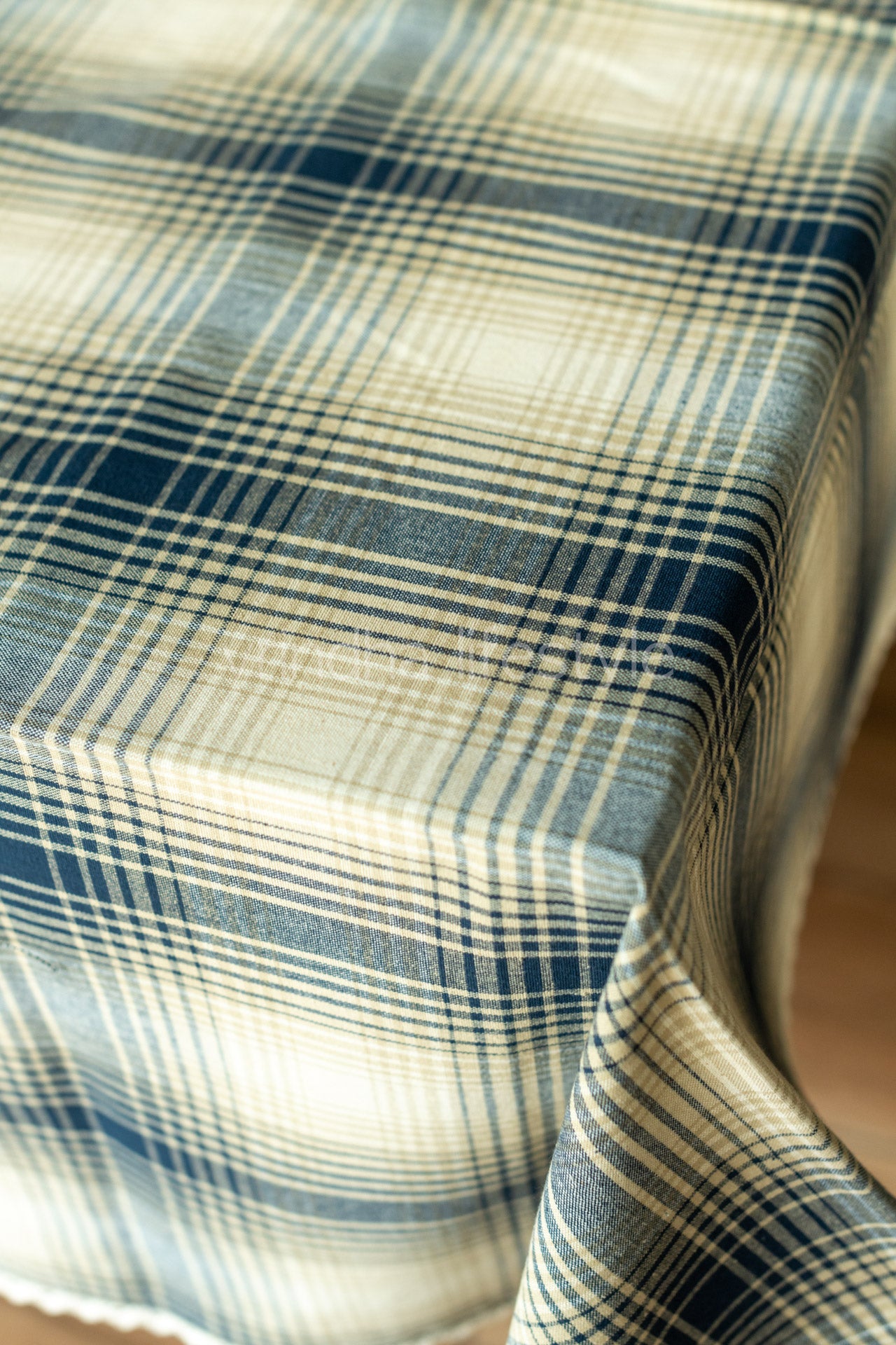 Woven cotton table cloth-4/6 seater