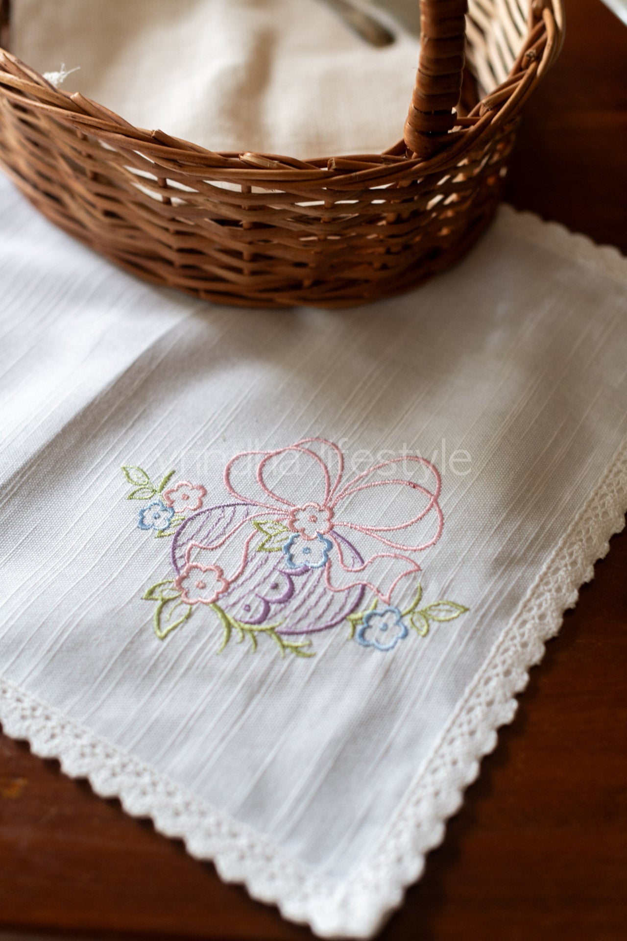 Cotton slub tray mat with embroidery and lace detailing