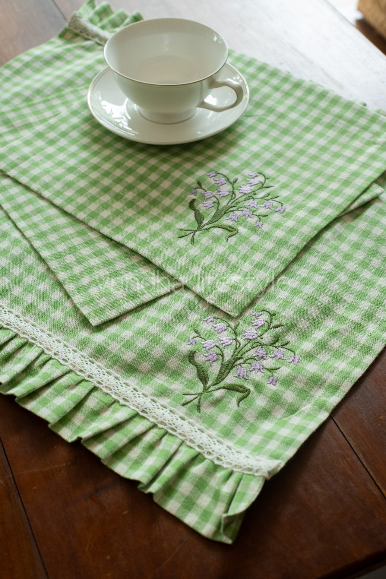 Embroidered Cotton tray mat with two cocktail napkins