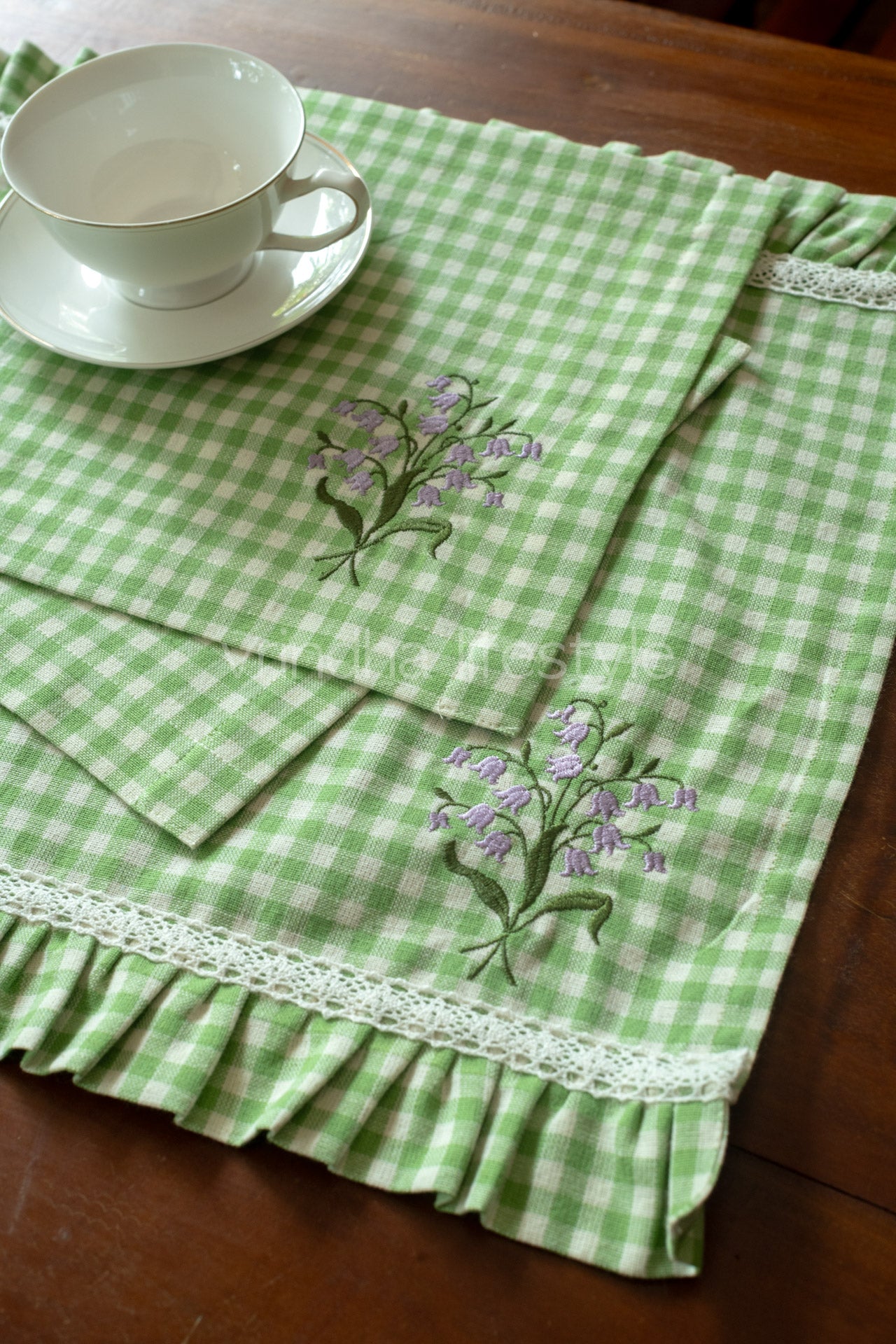 Embroidered Cotton tray mat with two cocktail napkins