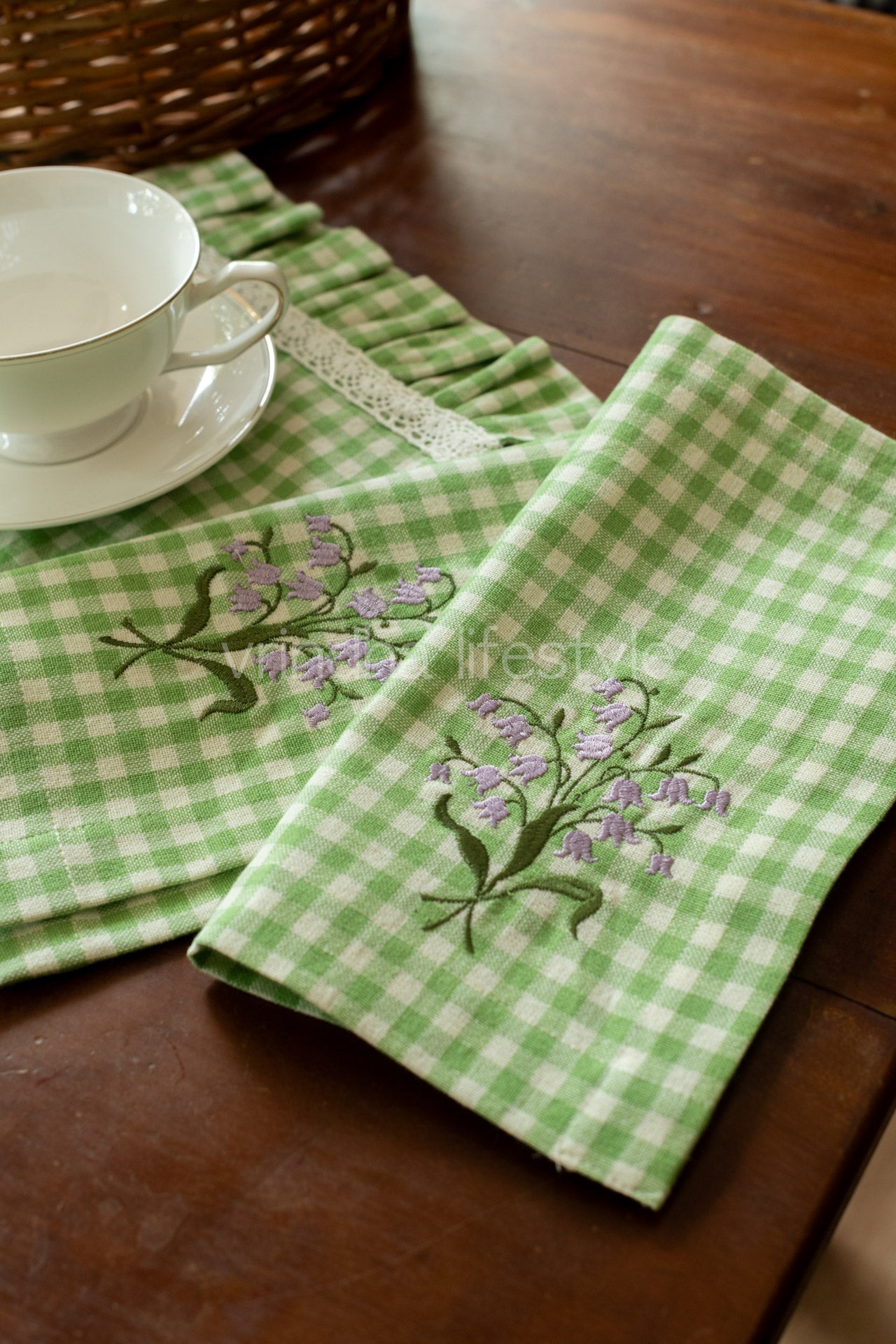 Embroidered Cotton tray mat with two cocktail napkins