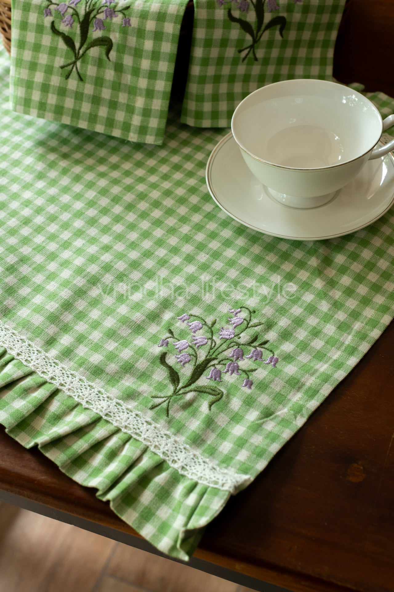 Embroidered Cotton tray mat with two cocktail napkins