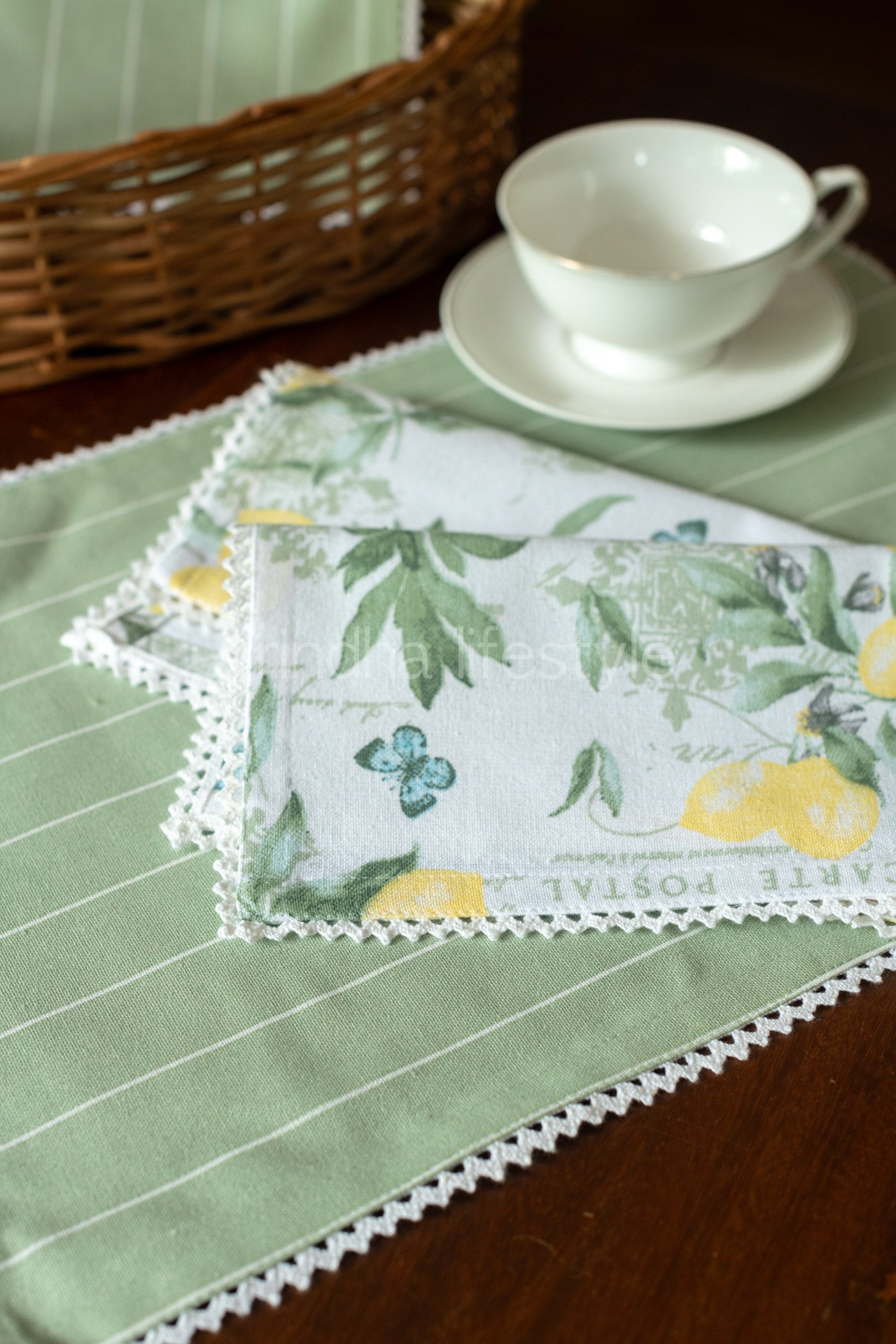 Cotton tray mat with two cocktail napkins