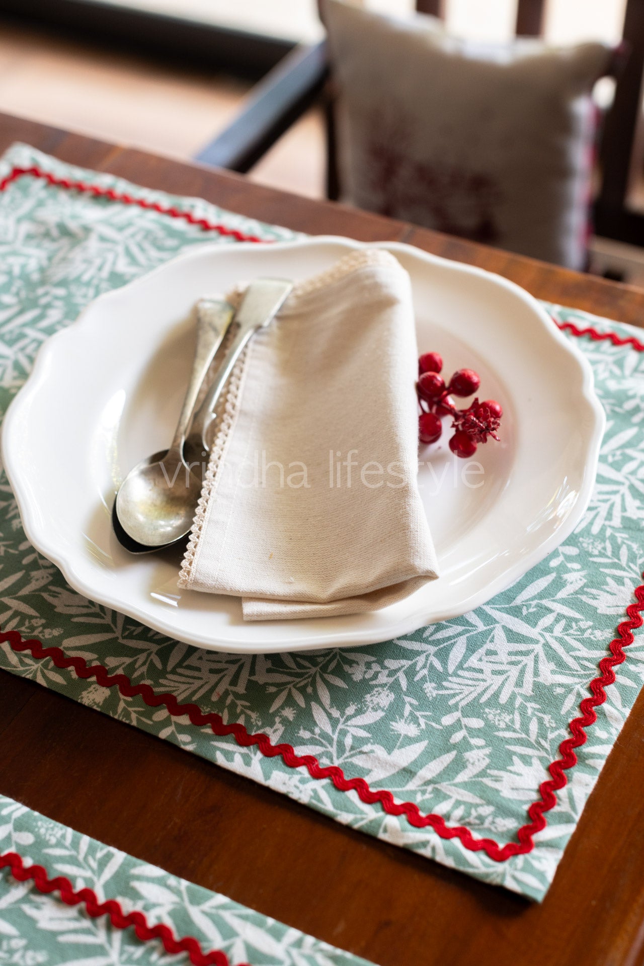 PLACEMATS AND TABLE RUNNER-Set of 6 placemats and one table runner