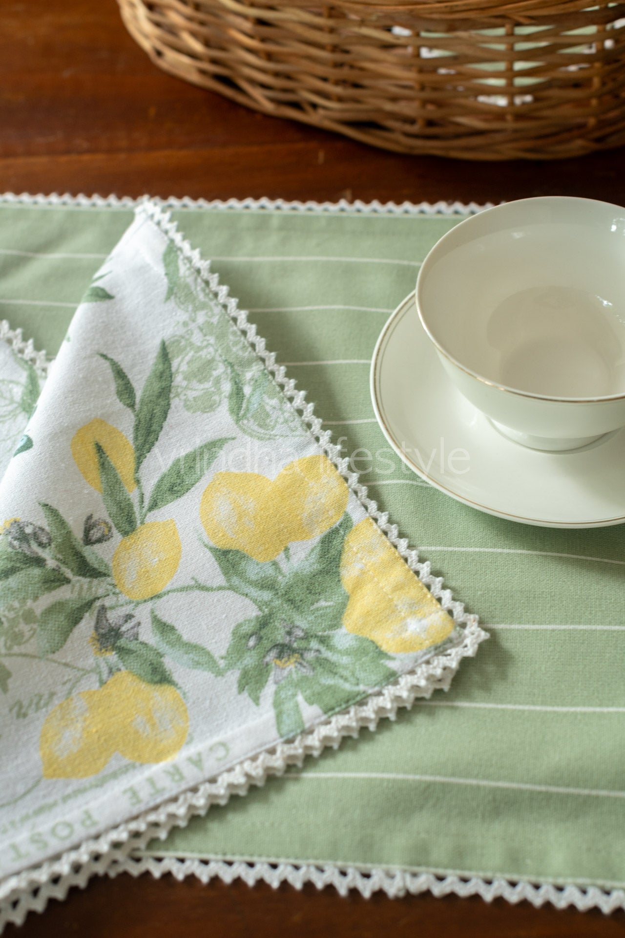 Cotton tray mat with two cocktail napkins
