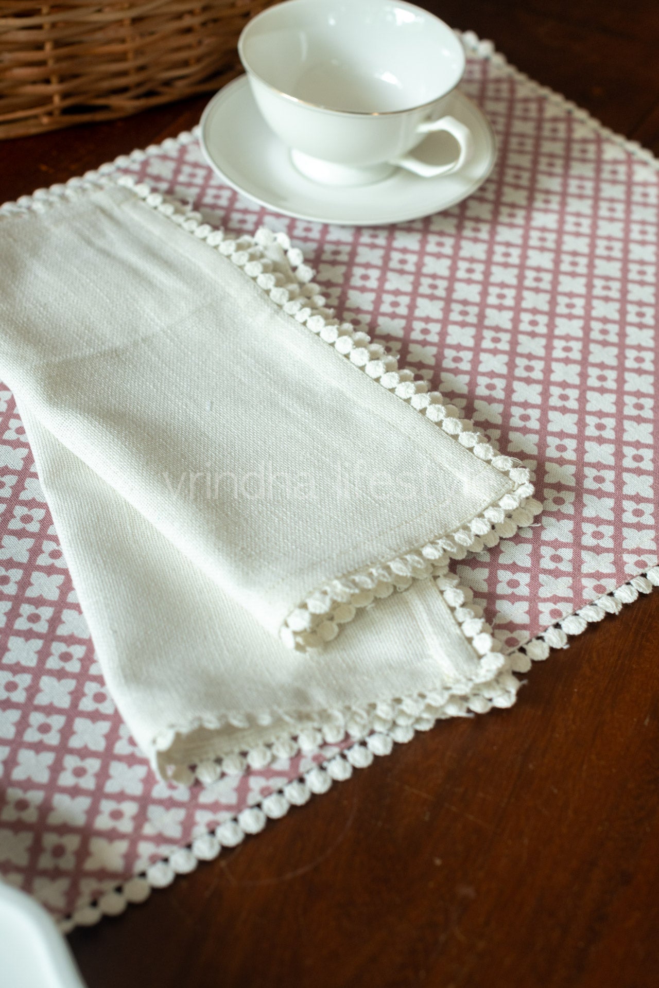 Cotton tray mat with two cocktail napkins