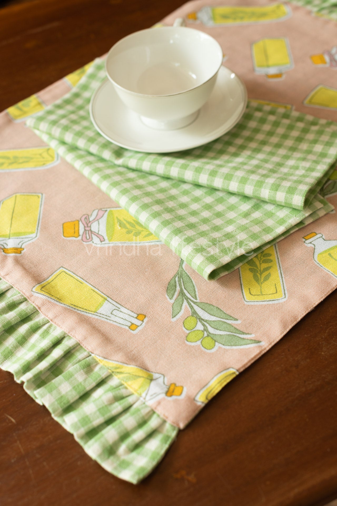 Reversible tray mat with two napkins