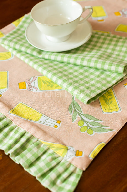 Reversible tray mat with two napkins