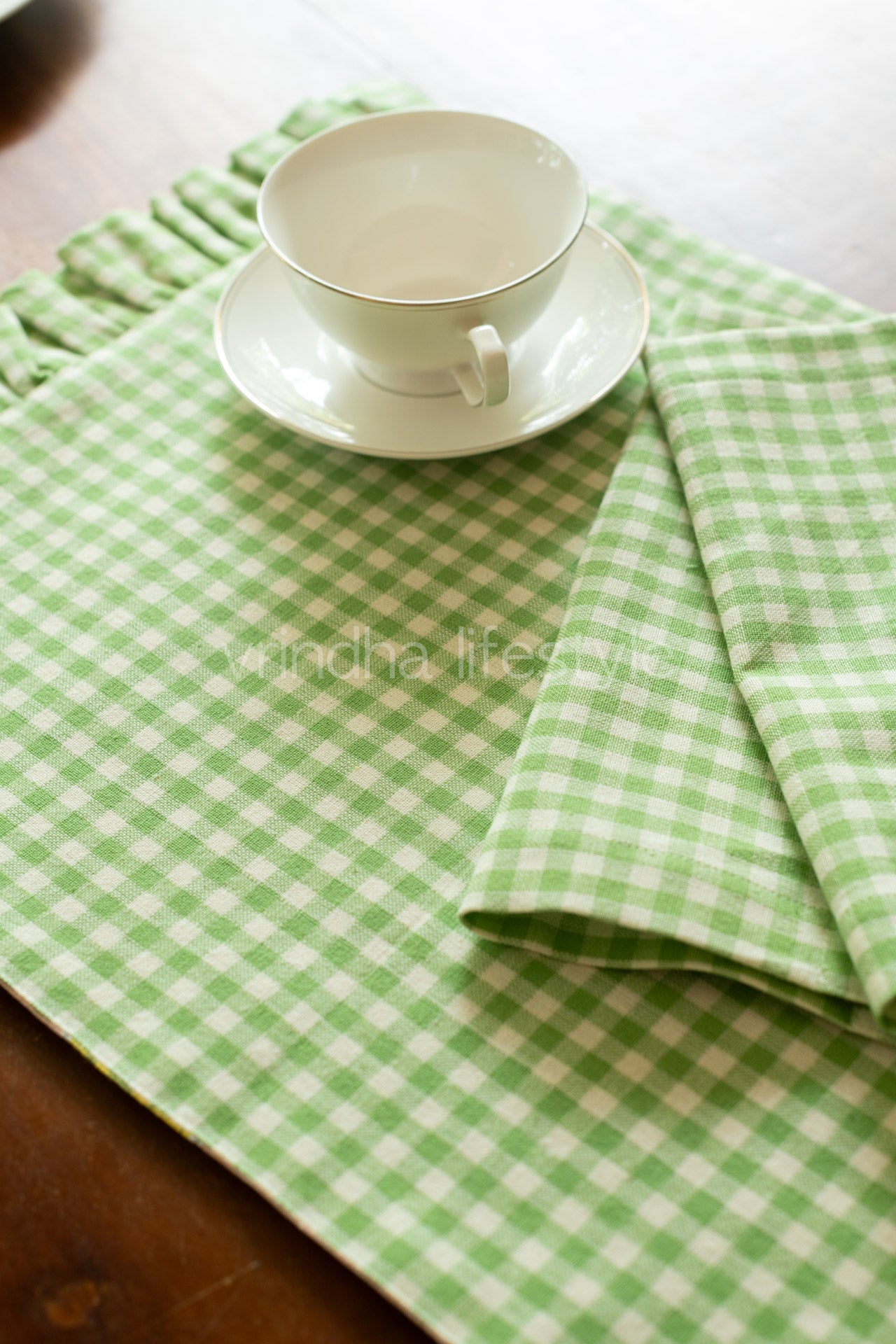 Reversible tray mat with two napkins