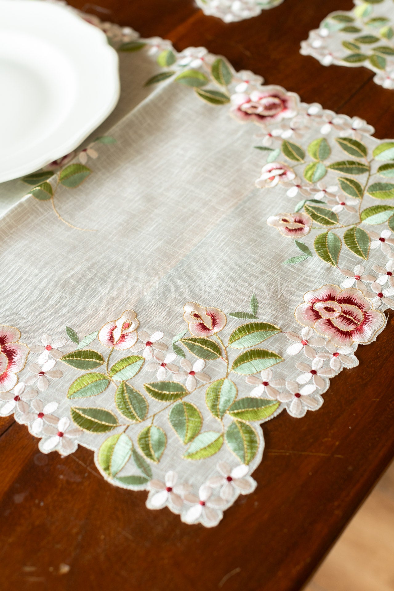 Embroidered table runner with 6 placemats