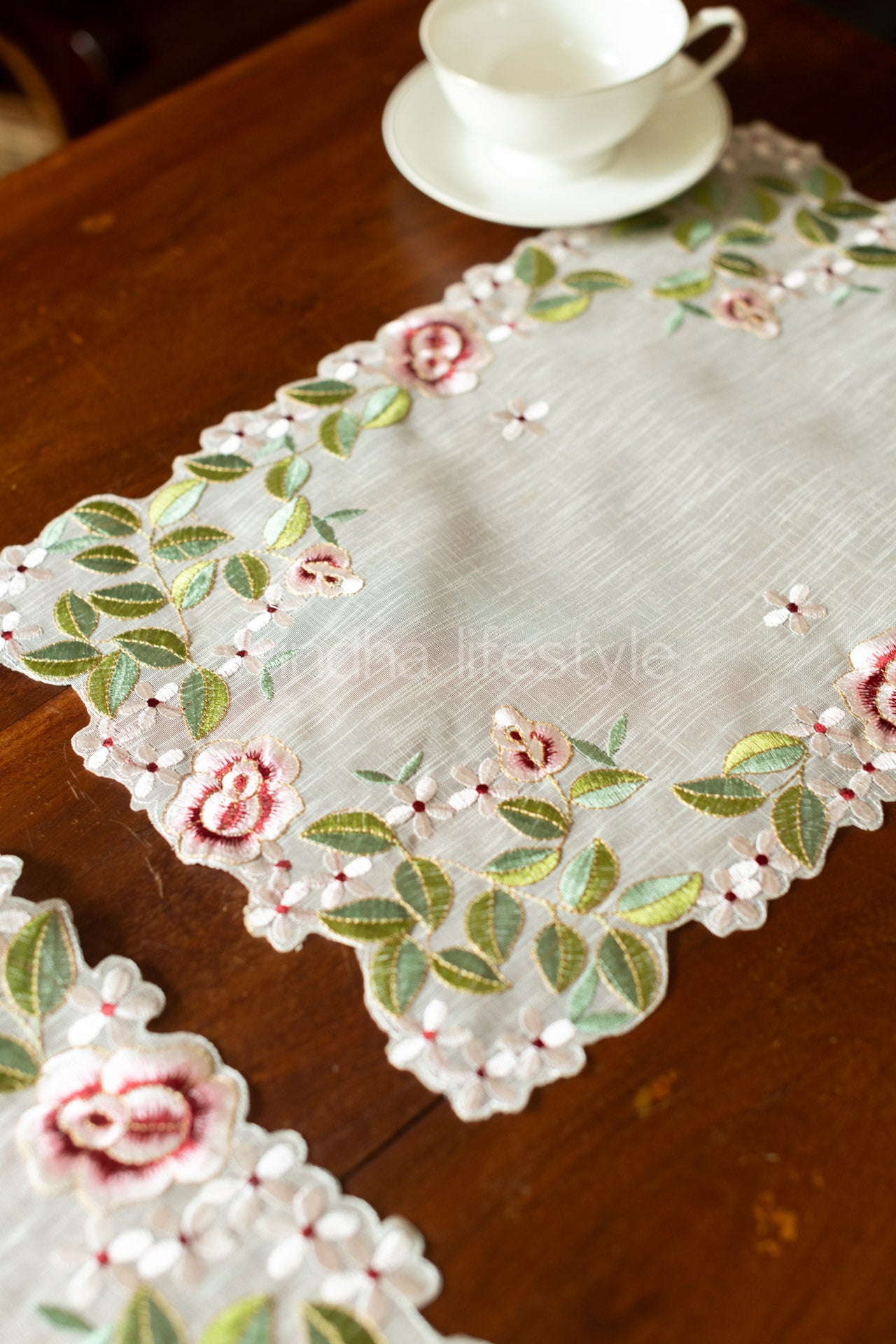 Embroidered table runner with 6 placemats