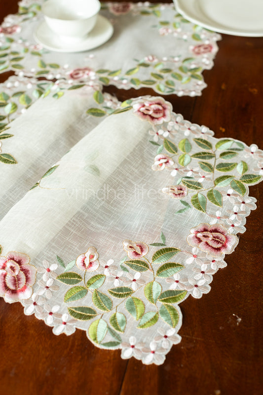 Embroidered table runner with 6 placemats