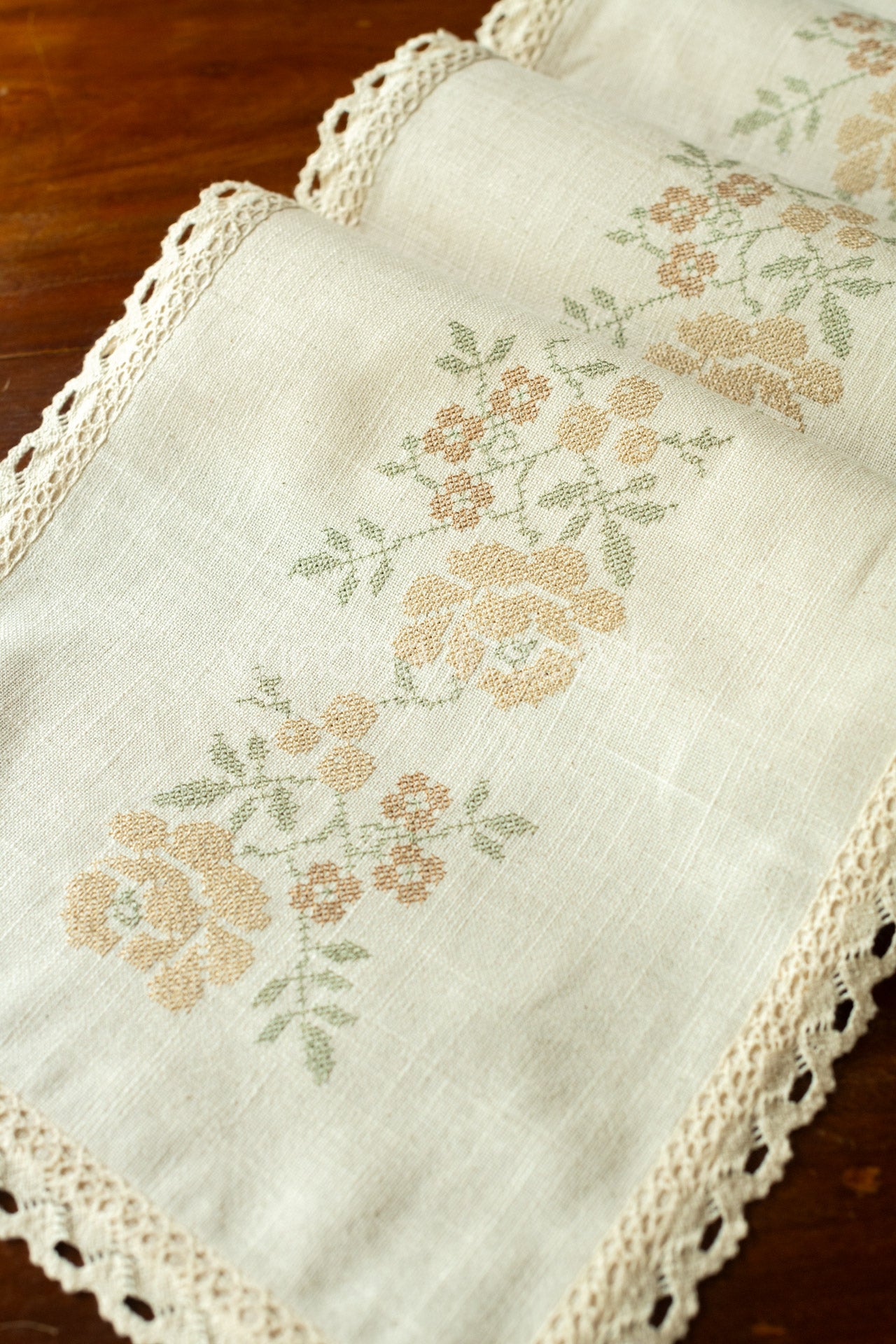 Cotton slub runner with embroidery and lace detailing - 11x50 inches-customisable