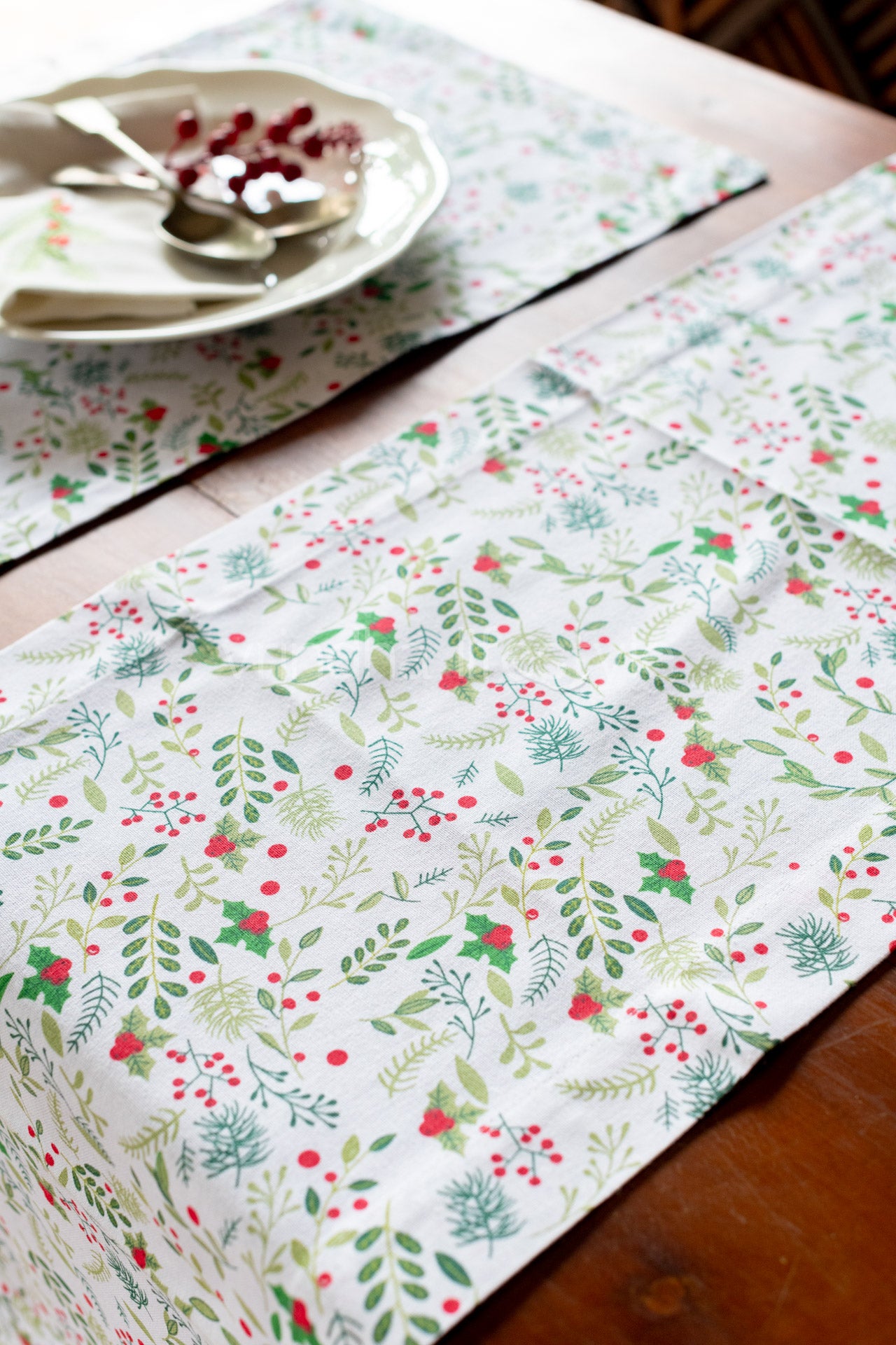 PLACEMATS AND TABLE RUNNER-Set of 6 placemats and one table runner-customisable