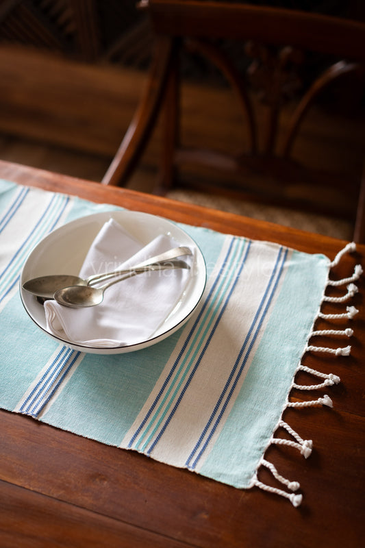PLACEMATS AND TABLE RUNNER-Set of 4 placemats and runner