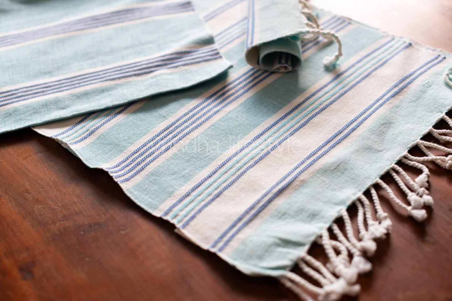 PLACEMATS AND TABLE RUNNER-Set of 4 placemats and runner