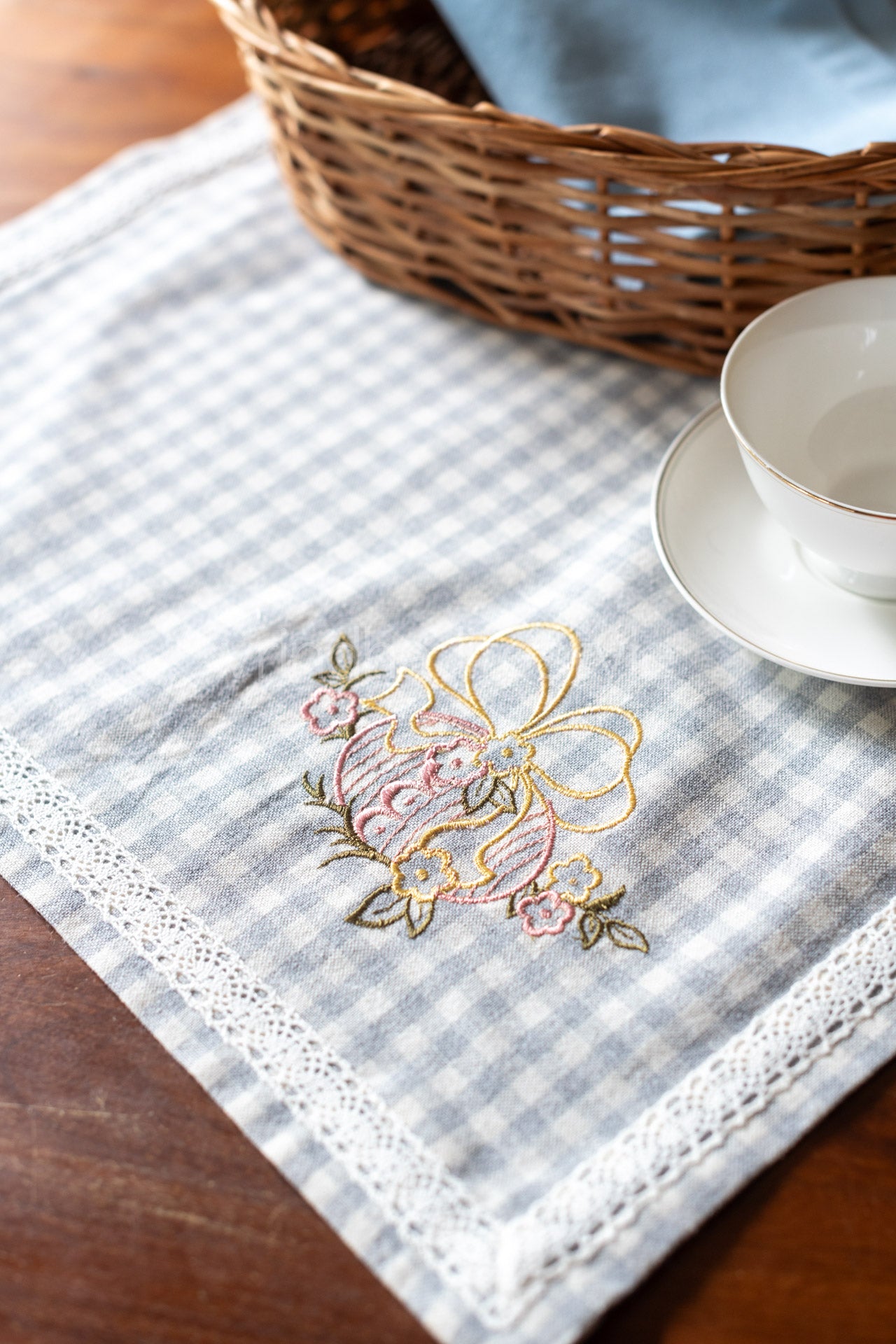 Cotton tray mat with embroidery and lace detailing