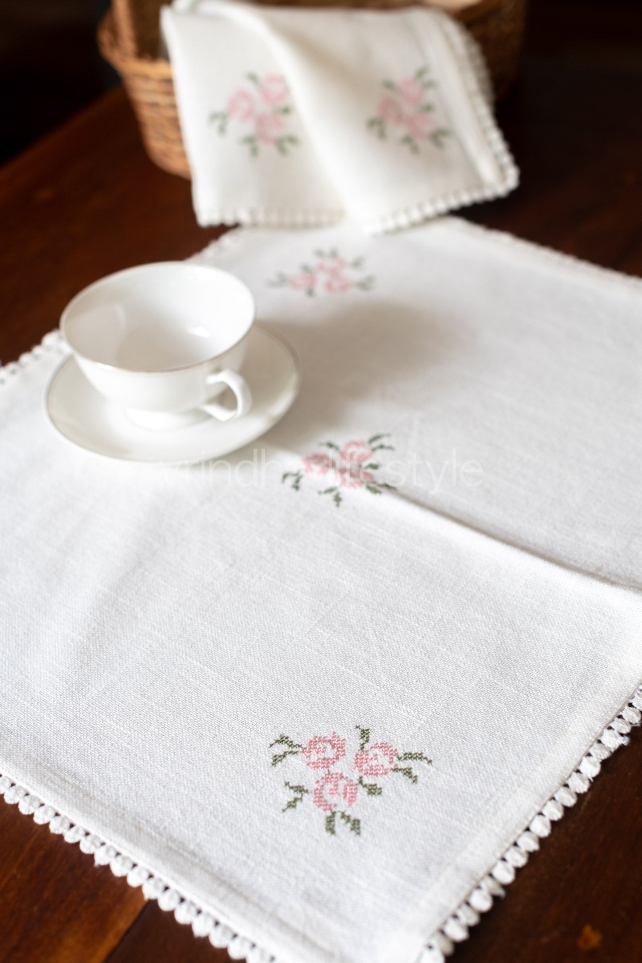Embroidered Cotton tray mat with two cocktail napkins