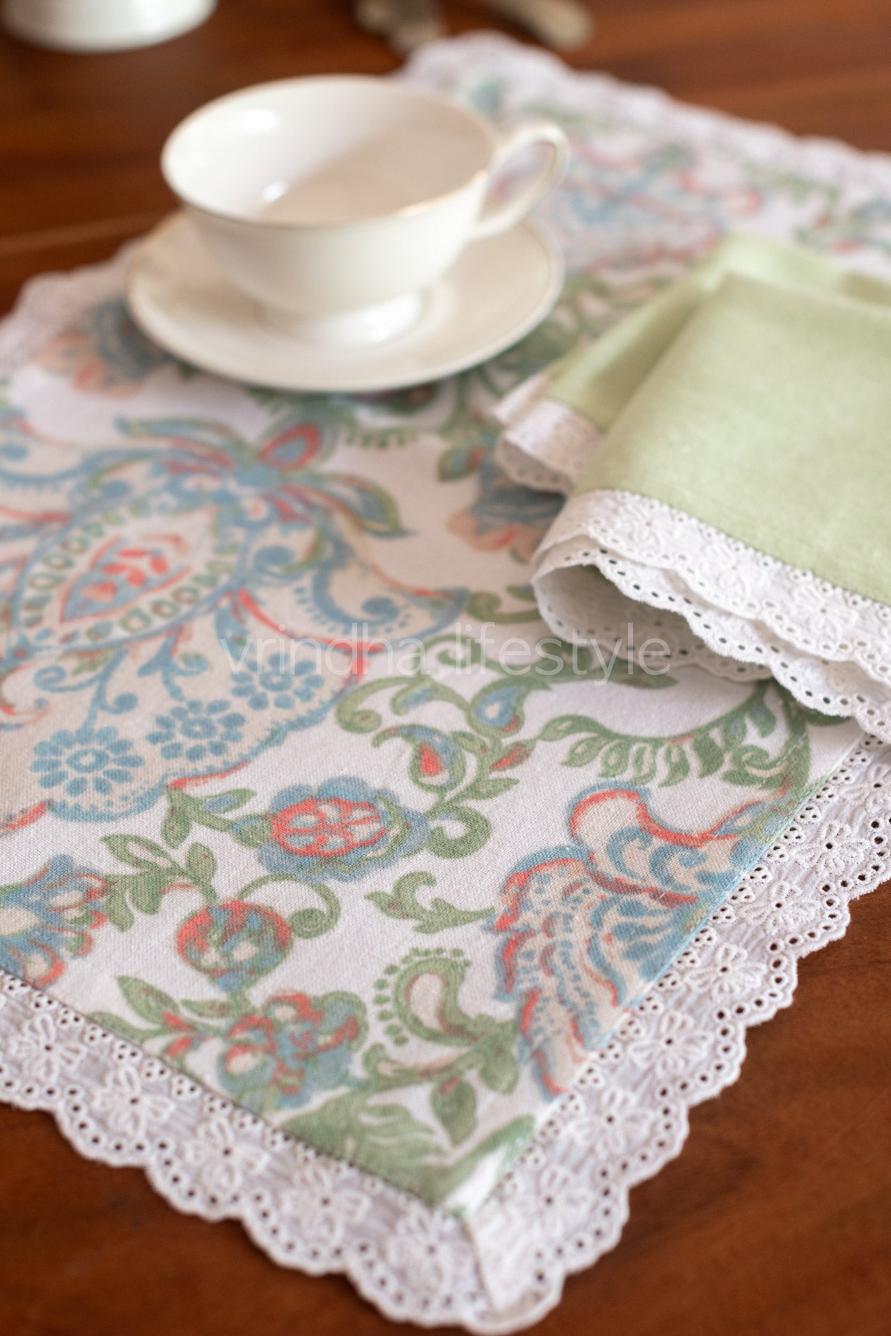 Cotton tray mat with two cocktail napkins