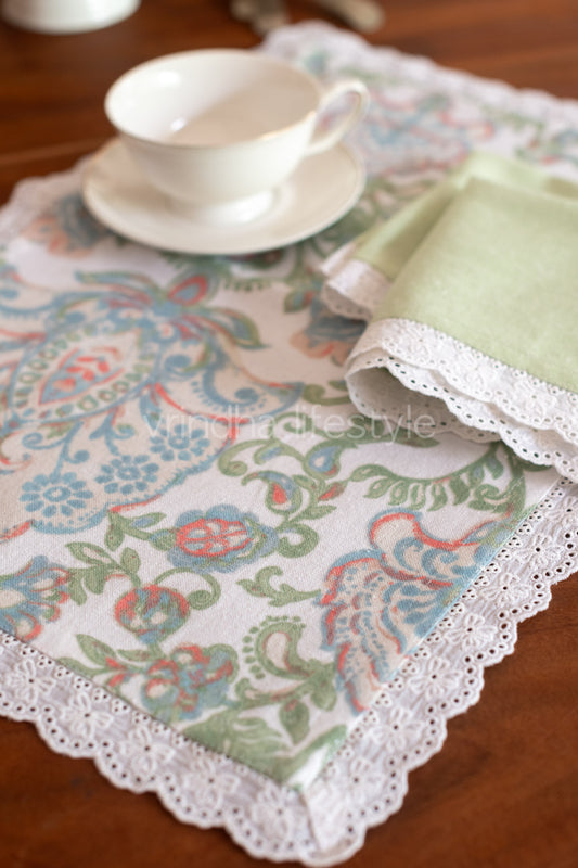 Cotton tray mat with two cocktail napkins
