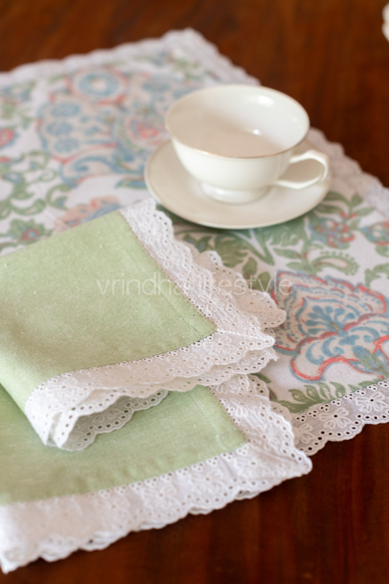 Cotton tray mat with two cocktail napkins