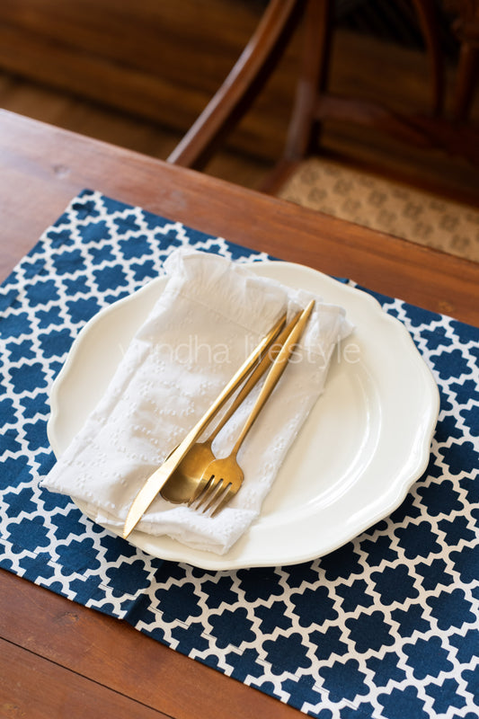 PLACEMATS AND TABLE RUNNER-Set of 6 placemats and one table runner