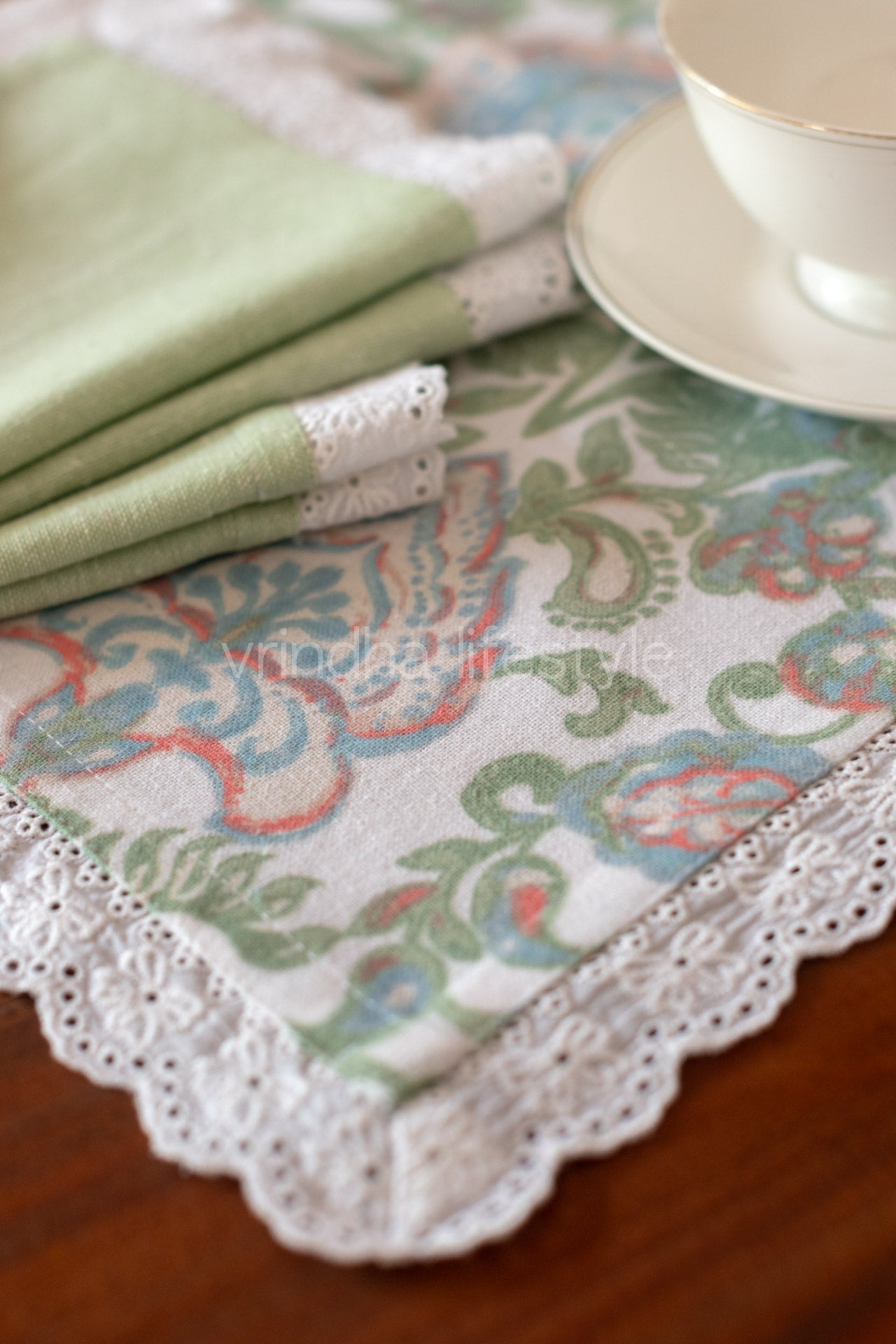Cotton tray mat with two cocktail napkins