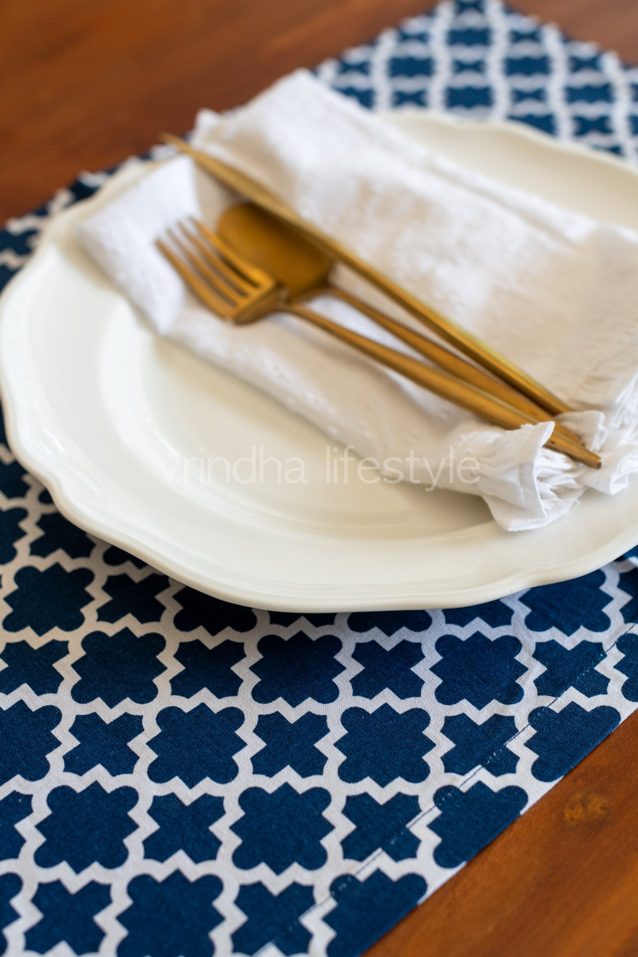 PLACEMATS AND TABLE RUNNER-Set of 6 placemats and one table runner