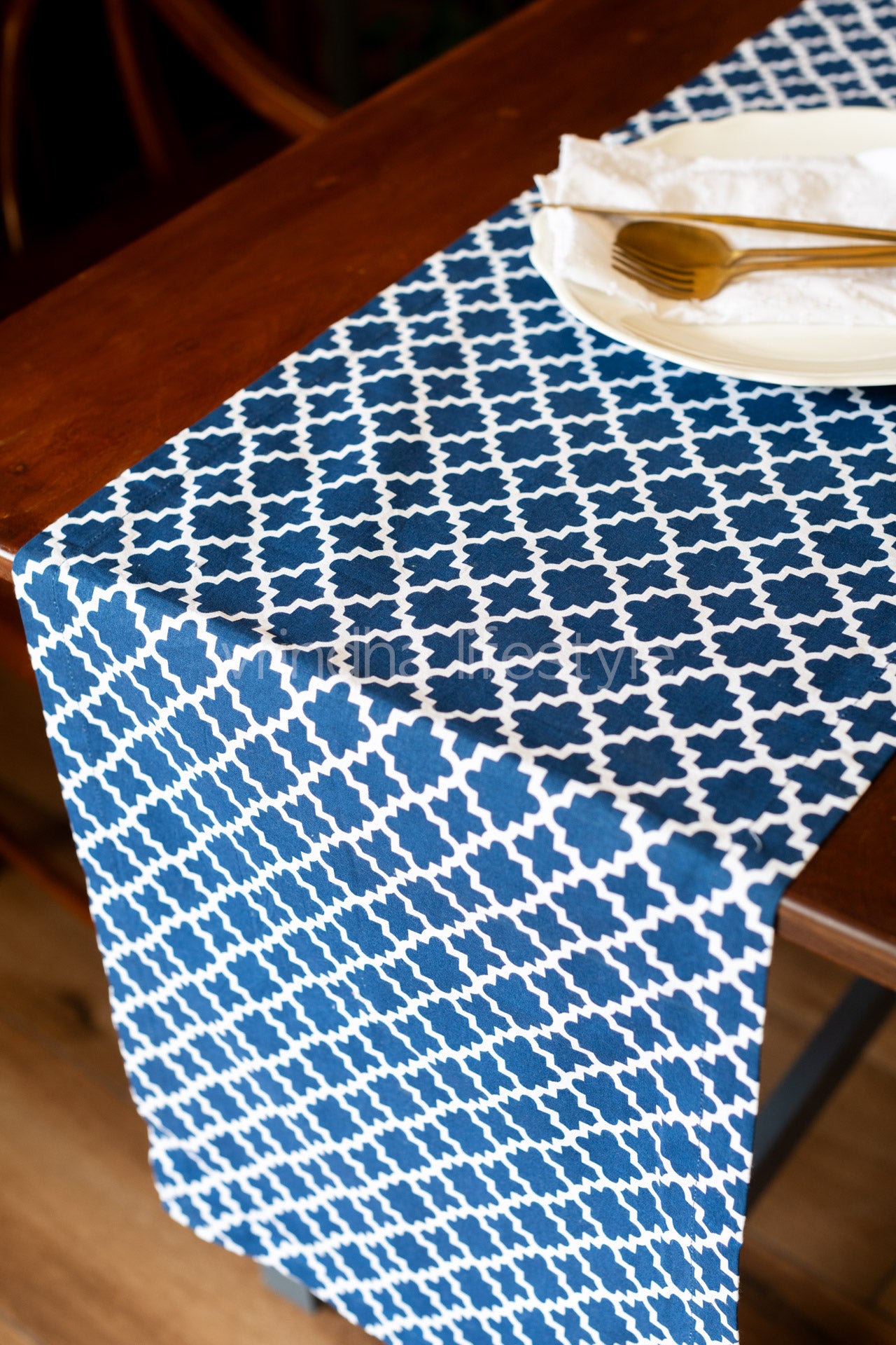 PLACEMATS AND TABLE RUNNER-Set of 6 placemats and one table runner