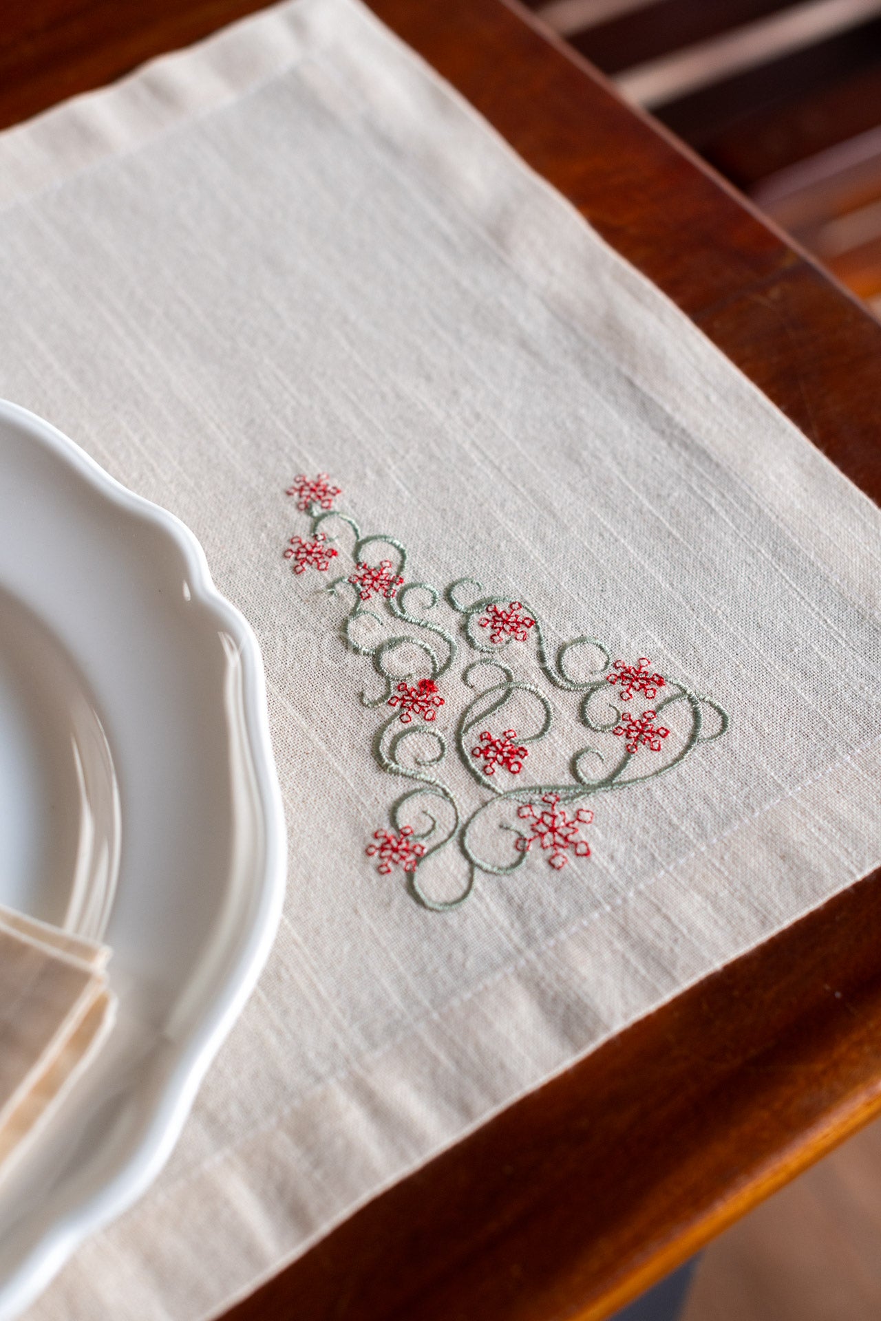 Embroidered place mat-set of 2