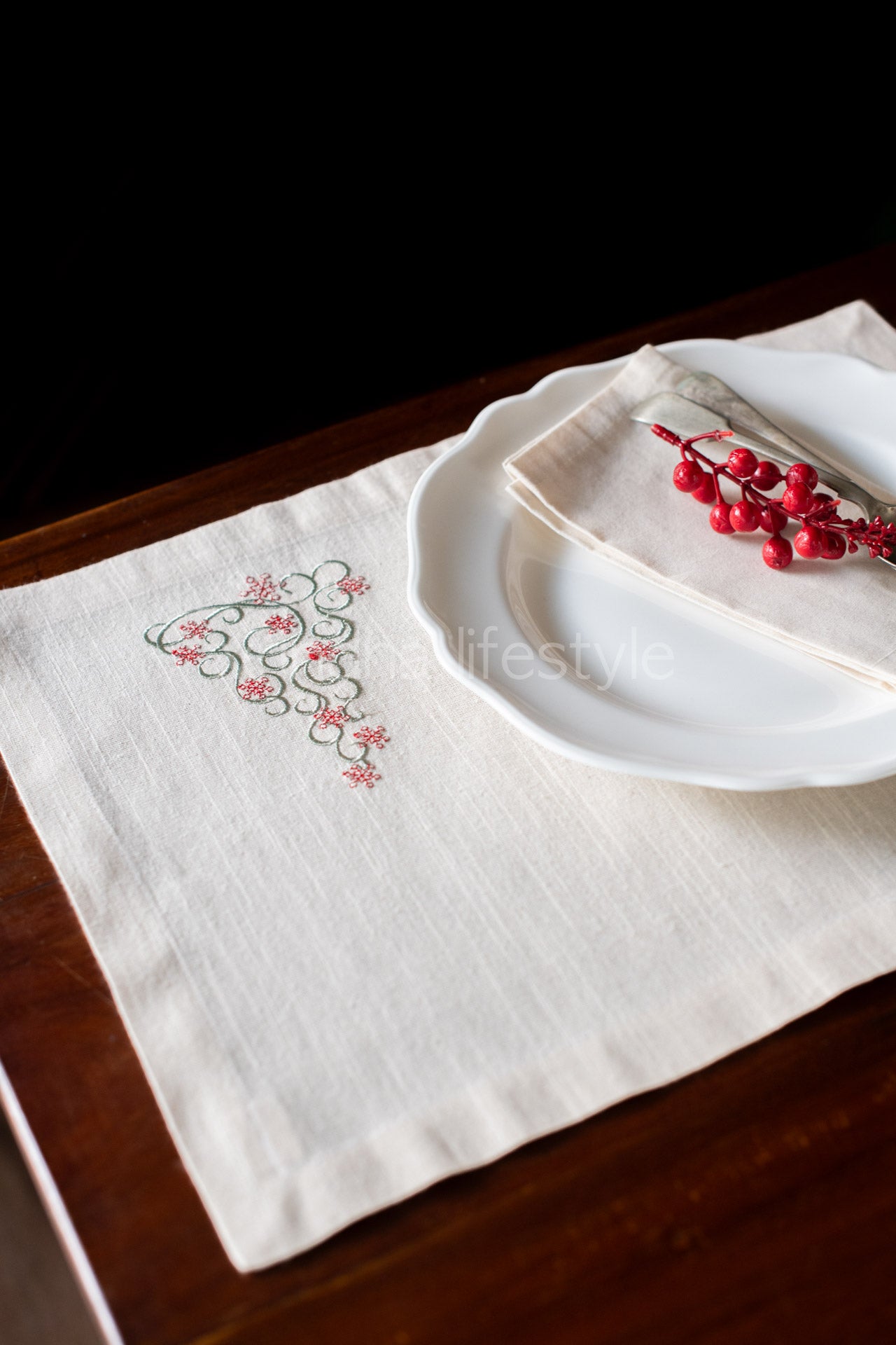 Embroidered place mat-set of 2