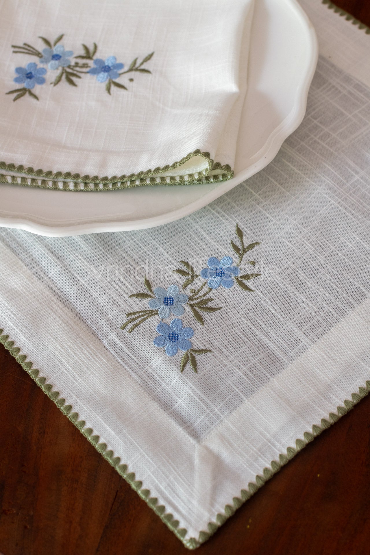 Embroidered place mat-Set of 2