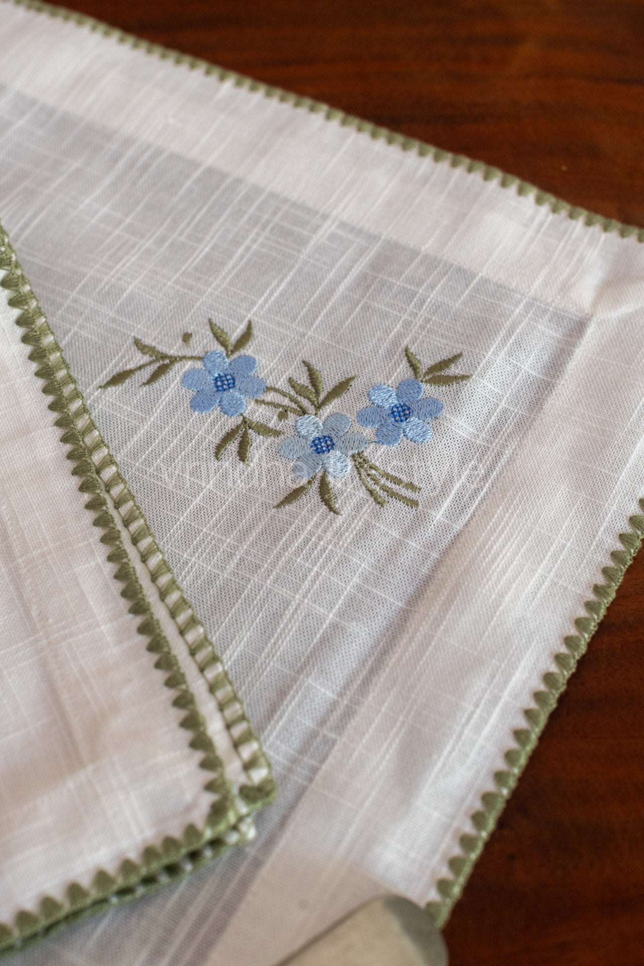 Embroidered place mat-Set of 2