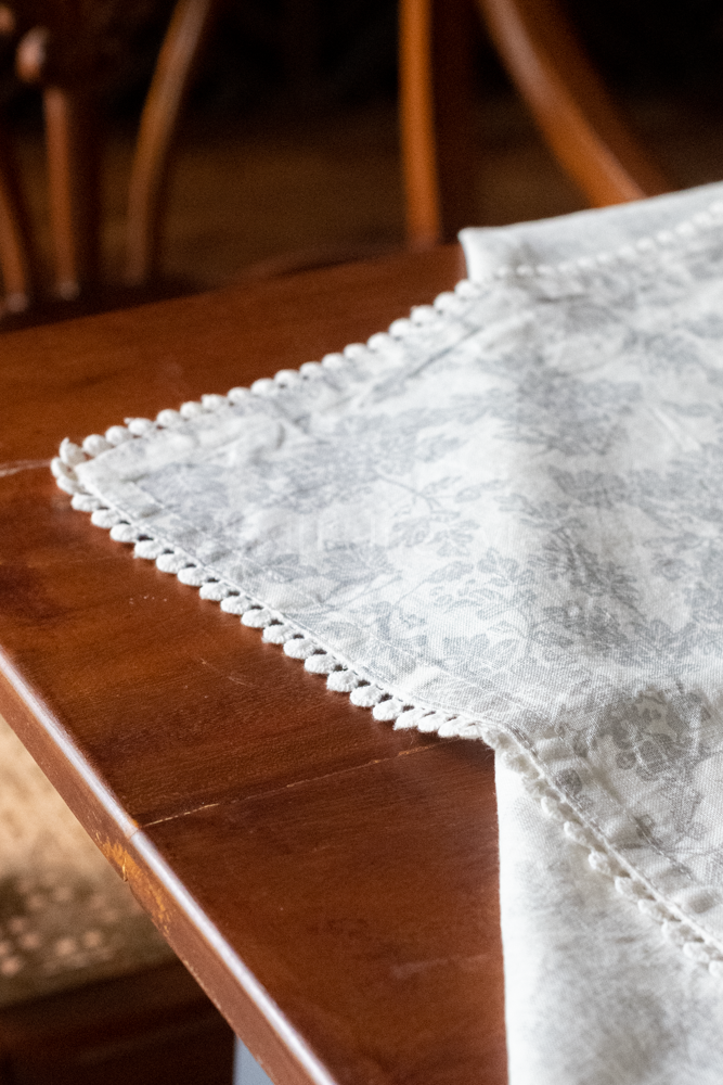 LINEN COTTON TABLE CLOTH WITH LACE DETAILING- 4 seater