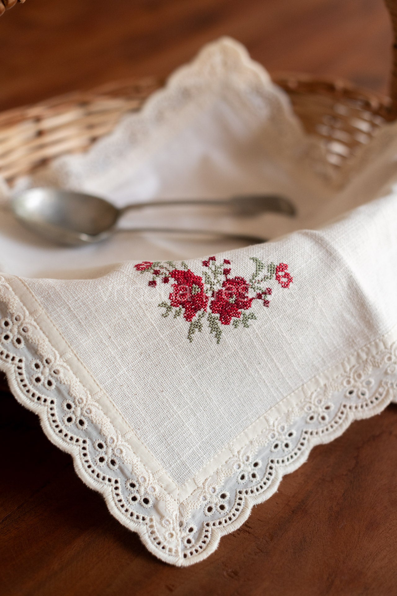 Cotton slub coaktail napkins with embroidery and lace detailing