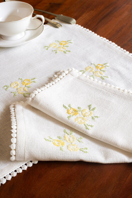 Embroidered Cotton tray mat with two cocktail napkins