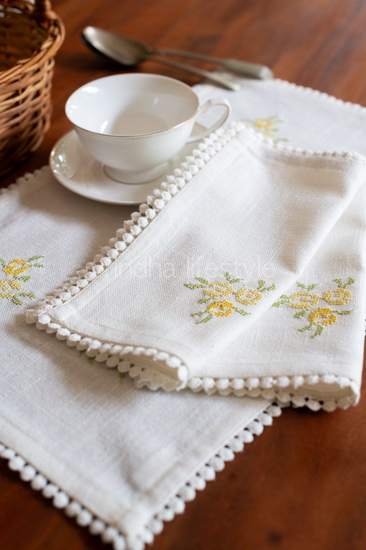 Embroidered Cotton tray mat with two cocktail napkins