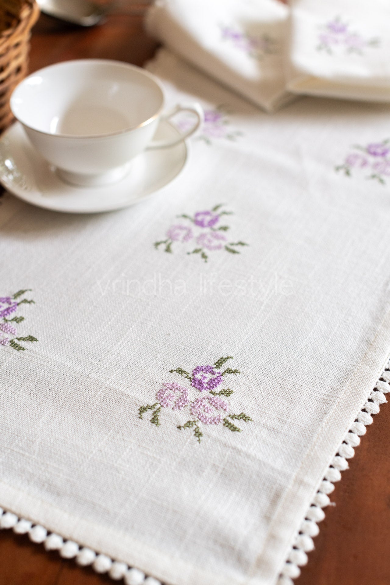 Embroidered Cotton tray mat with two cocktail napkins