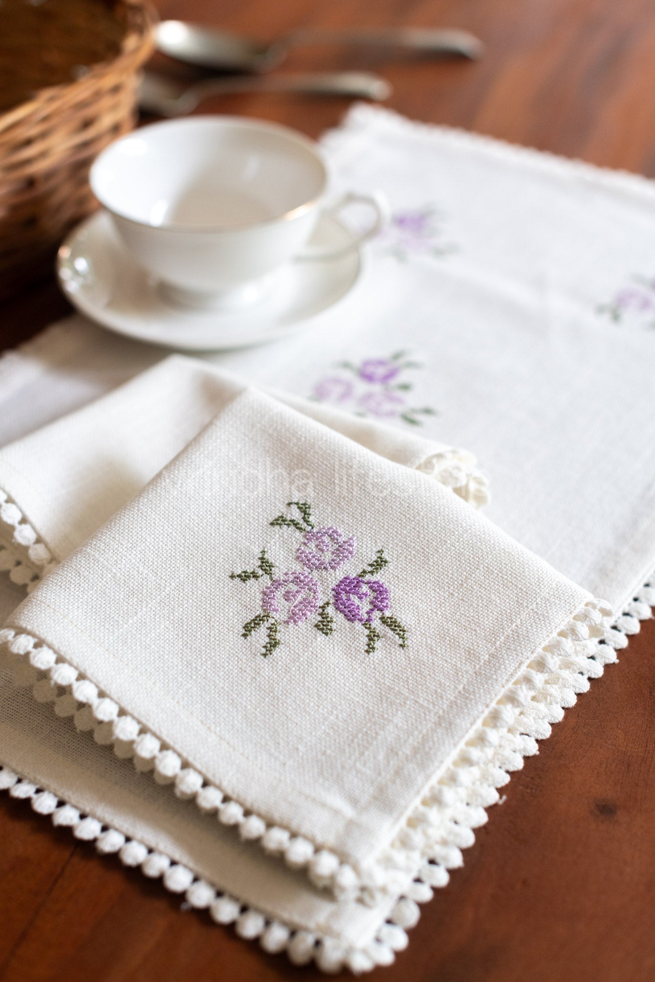 Embroidered Cotton tray mat with two cocktail napkins