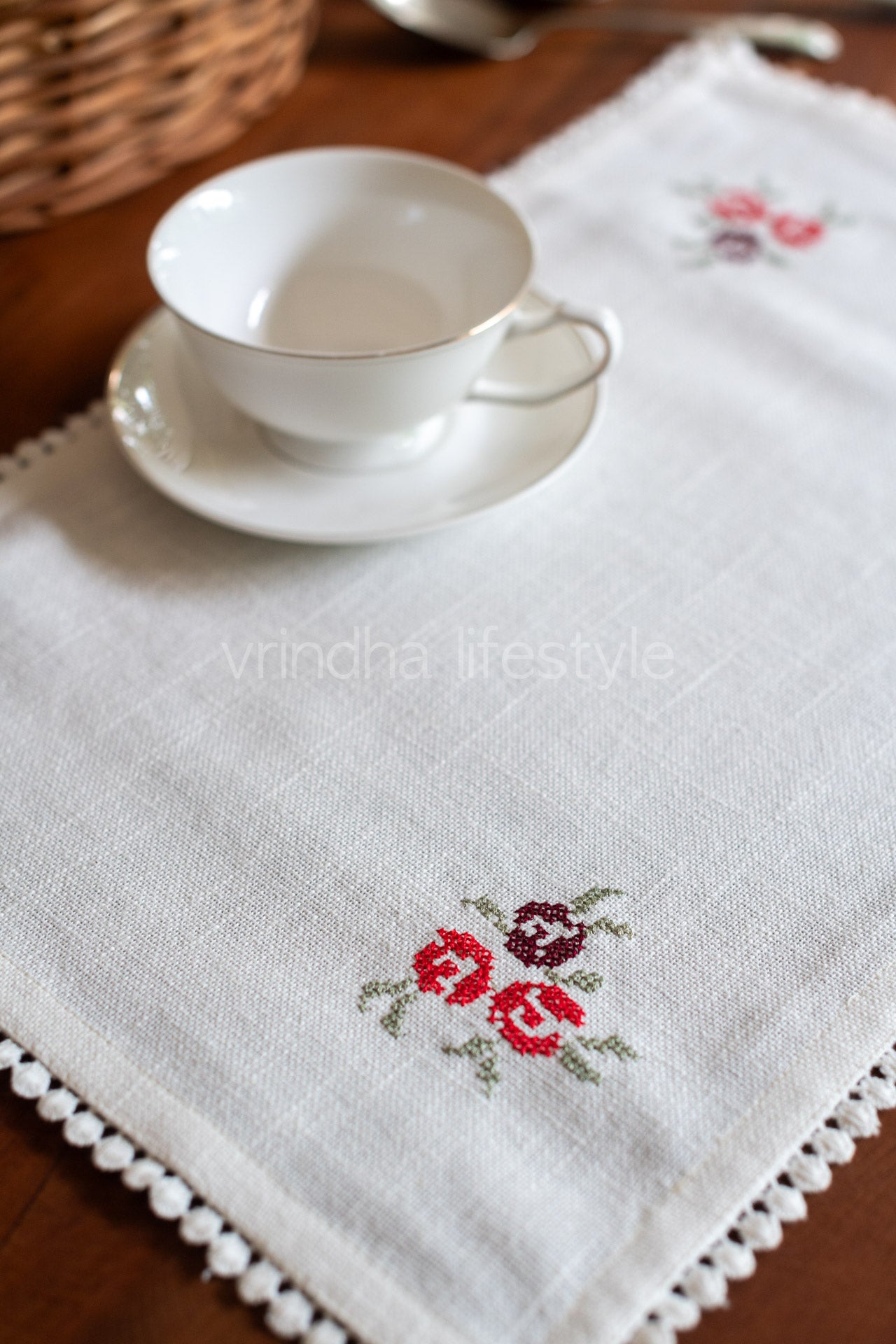 Embroidered Cotton tray mat with two cocktail napkins
