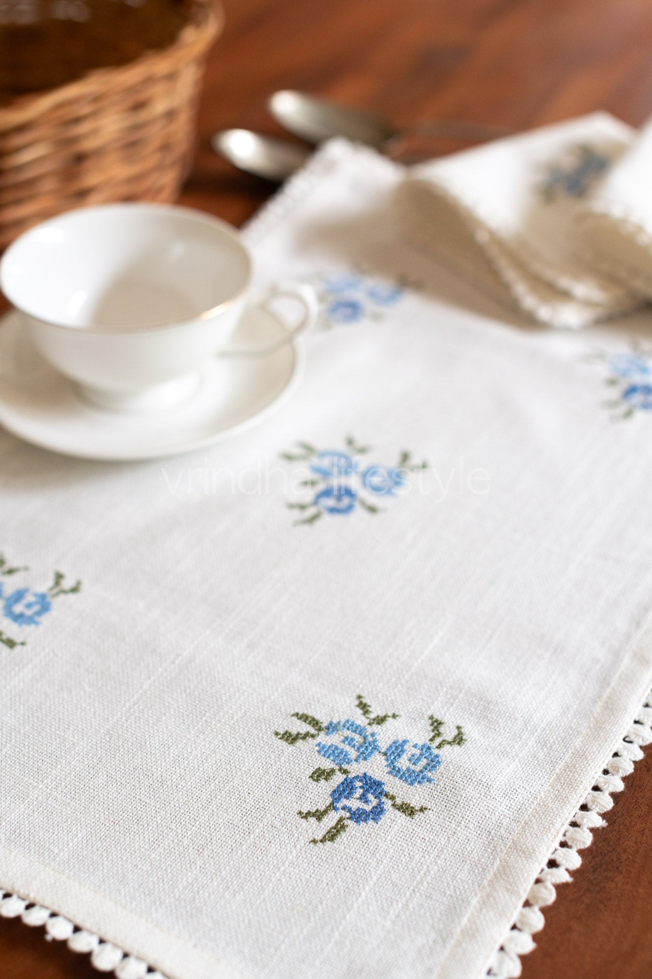 Embroidered Cotton tray mat with two cocktail napkins
